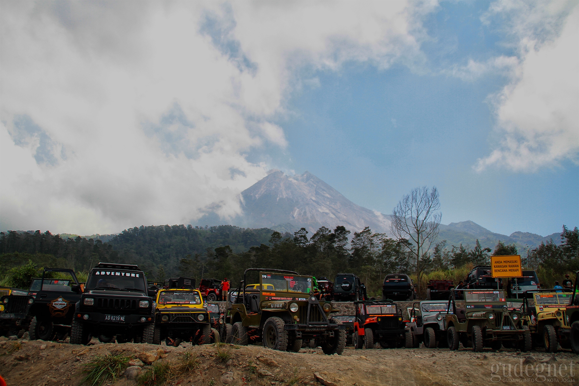Seribu Jeep Merayap Di Kaki Merapi Seribu Jeep Merayap Di Kaki Merapi