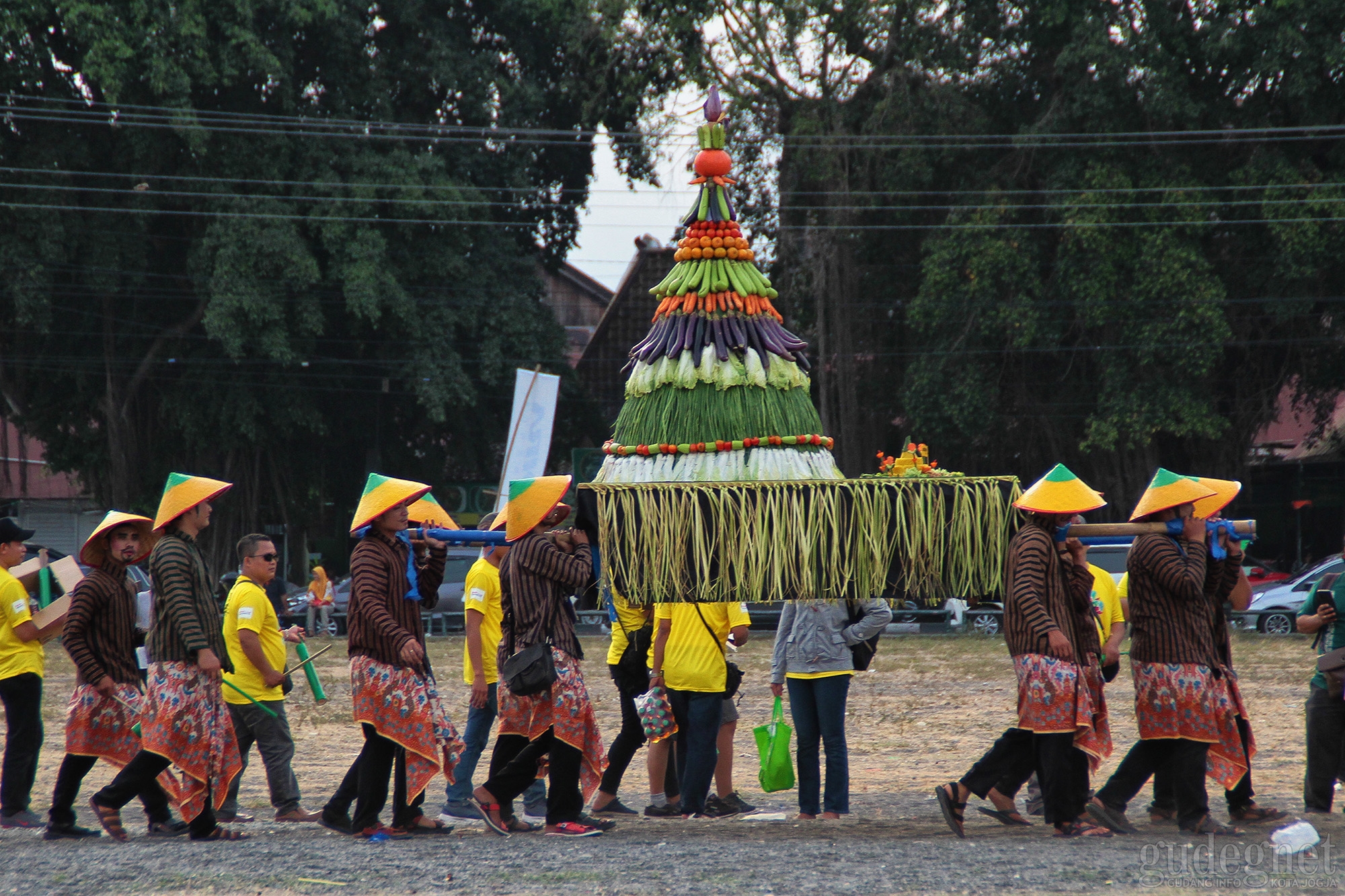 Ratusan Peserta Ikuti Parade Karnaval Budaya di Alun-alun Utara Ratusan Peserta Ikuti Parade Karnaval Budaya di Alun-alun Utara