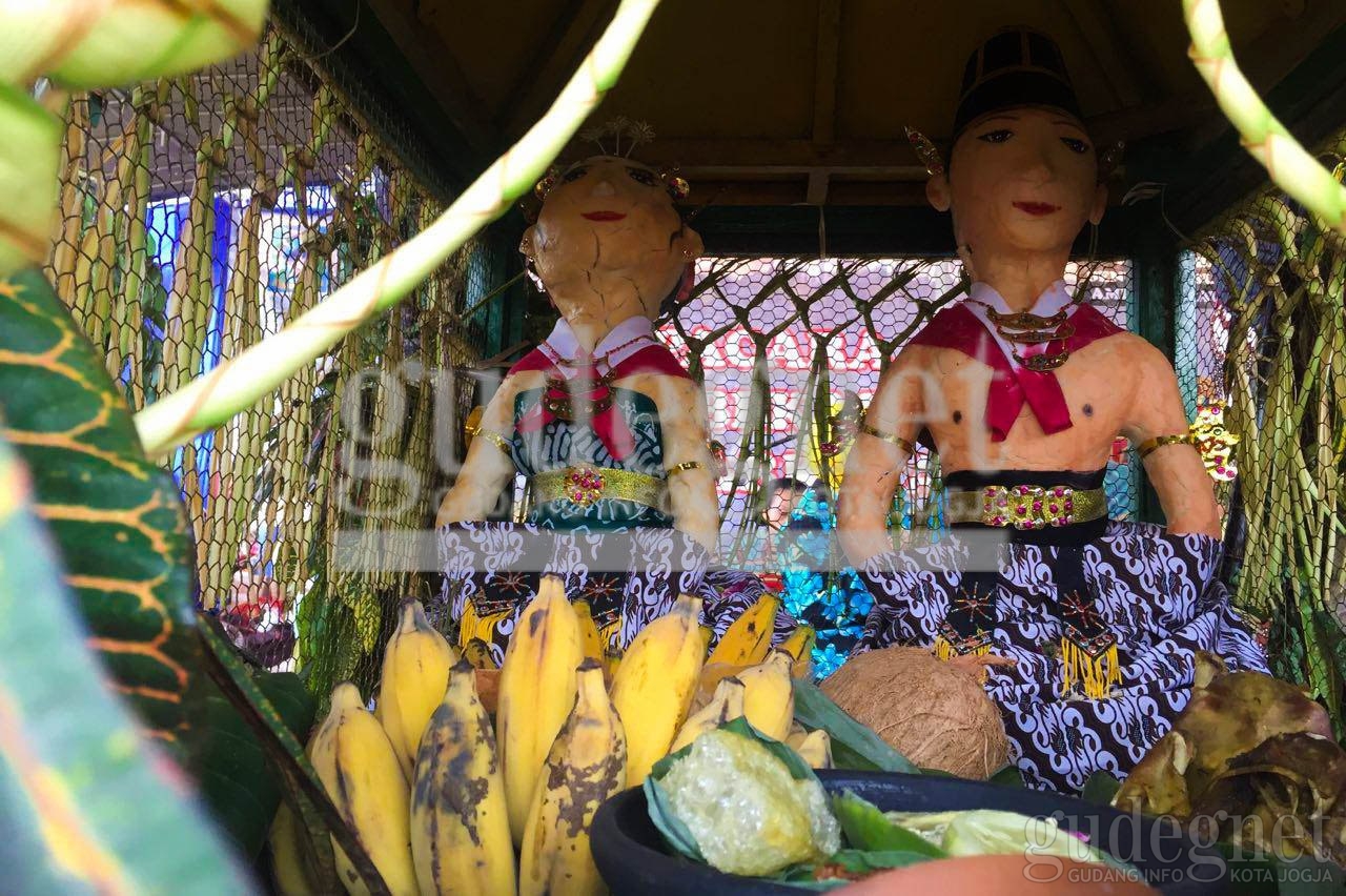Boneka Pengantin dan Genderuwo Diarak di Saparan Bekakak Boneka Pengantin dan Genderuwo Diarak di Saparan Bekakak