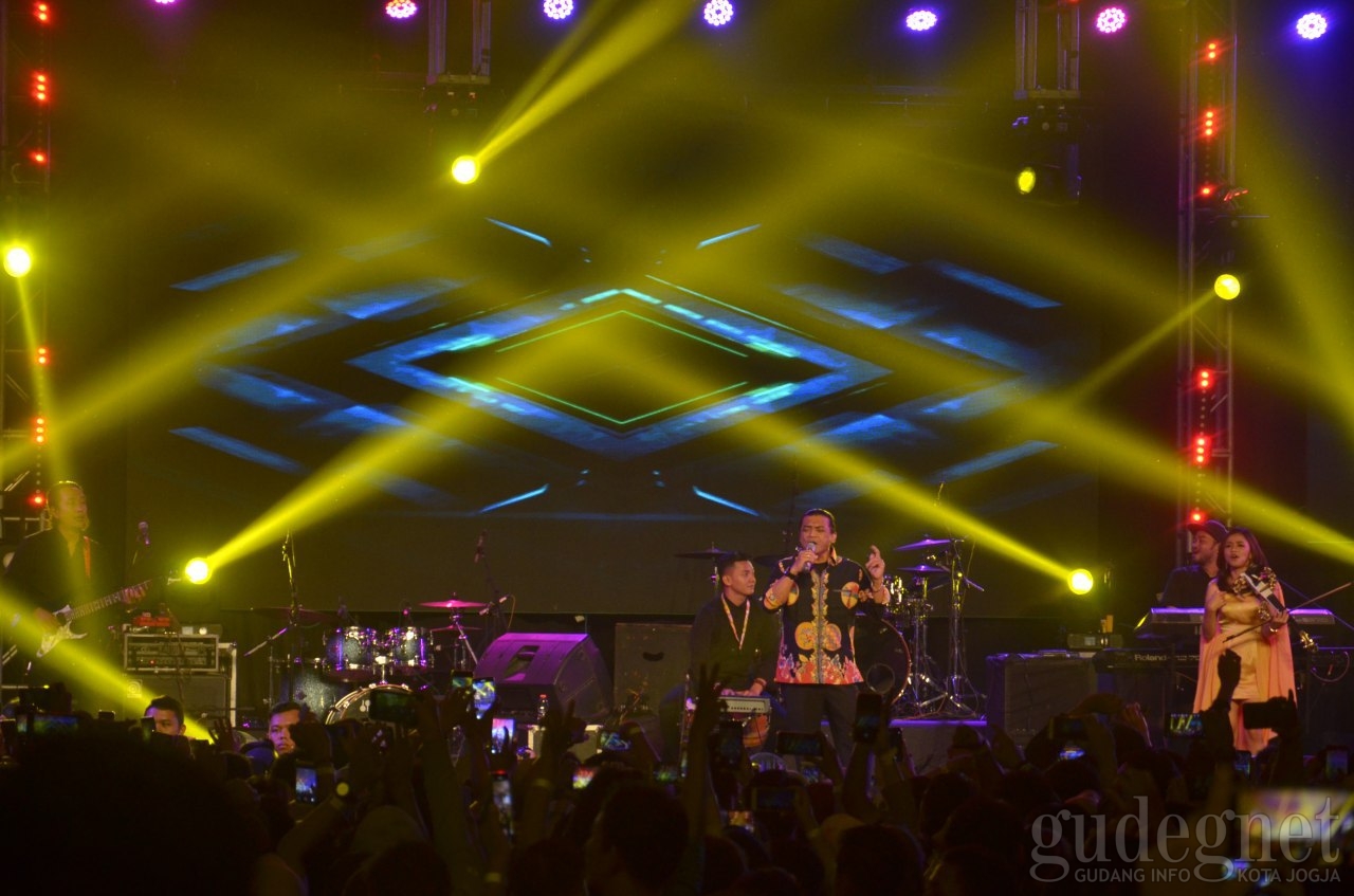 Didi Kempot Puncaki Konser Annifirstsary SCH Didi Kempot Puncaki Konser Annifirstsary SCH