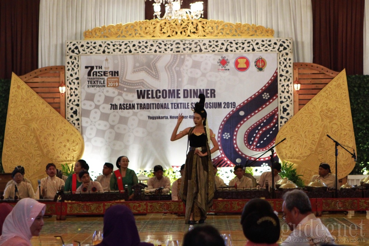 Welcome Dinner ATTS Suguhkan Tarian Tradisional dan Pagelaran Busana Welcome Dinner ATTS Suguhkan Tarian Tradisional dan Pagelaran Busana
