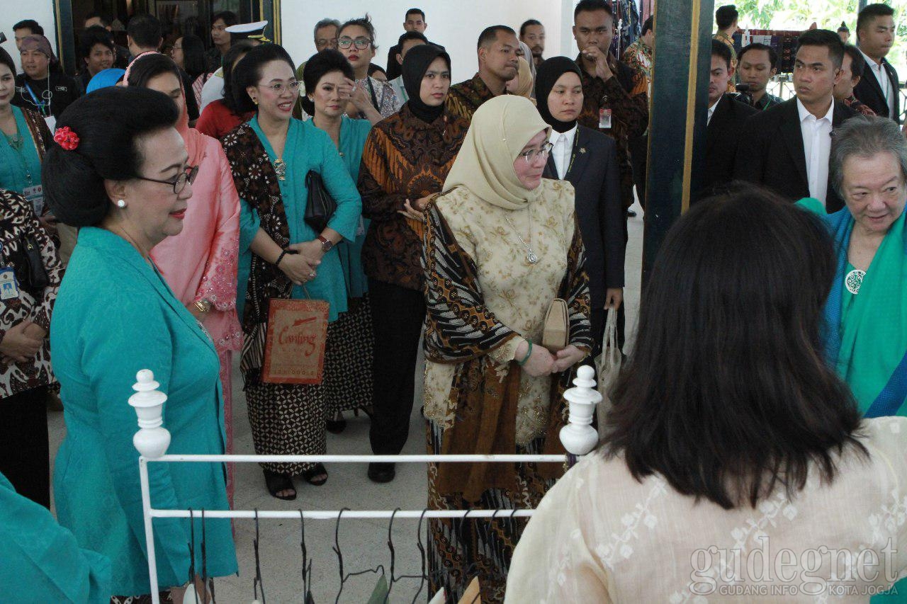Beragam Wastra Dalam dan Luar Negeri Dipamerkan di Pendopo Royal Ambarrukmo