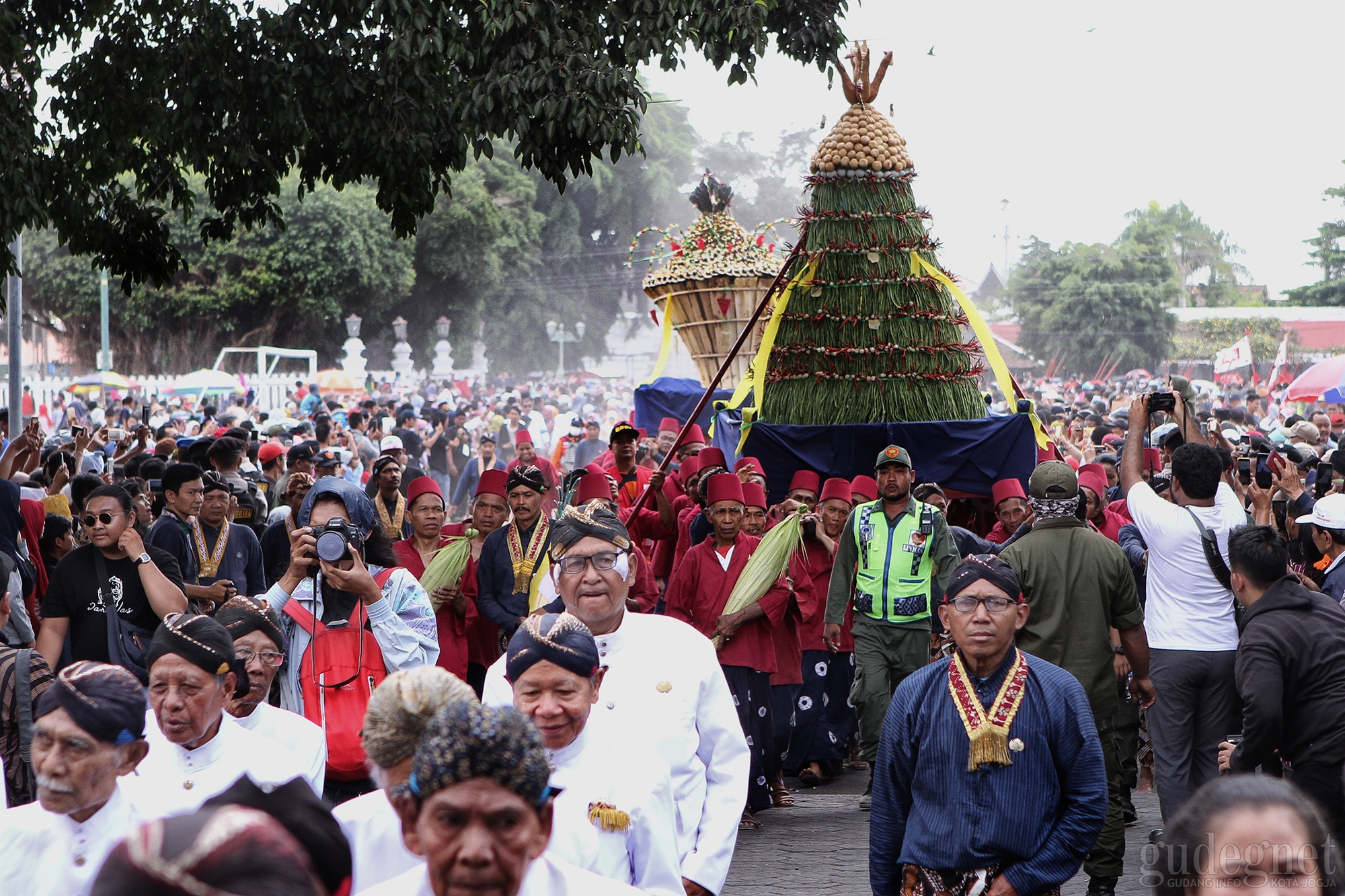 Ribuan Warga Ngalap Berkah Garebeg Maulud Ribuan Warga Ngalap Berkah Garebeg Maulud