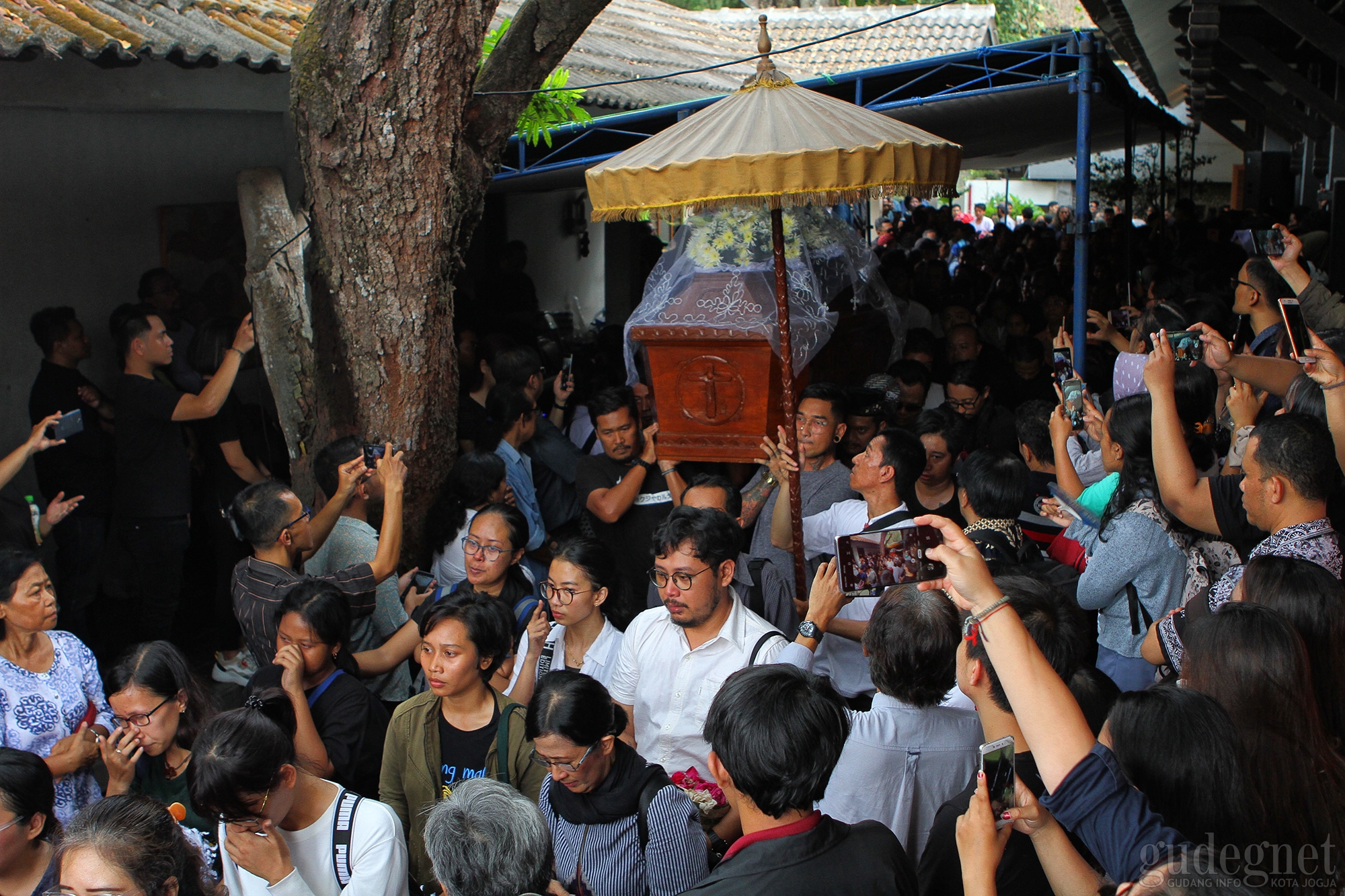 Ribuan Warga Lepas Djaduk Ferianto ke Peristirahatan Terakhir Ribuan Warga Lepas Djaduk Ferianto ke Peristirahatan Terakhir