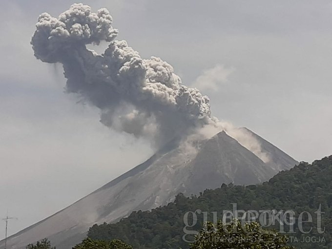 Merapi Kembali Luncurkan Awan Panas Letusan Merapi Kembali Luncurkan Awan Panas Letusan
