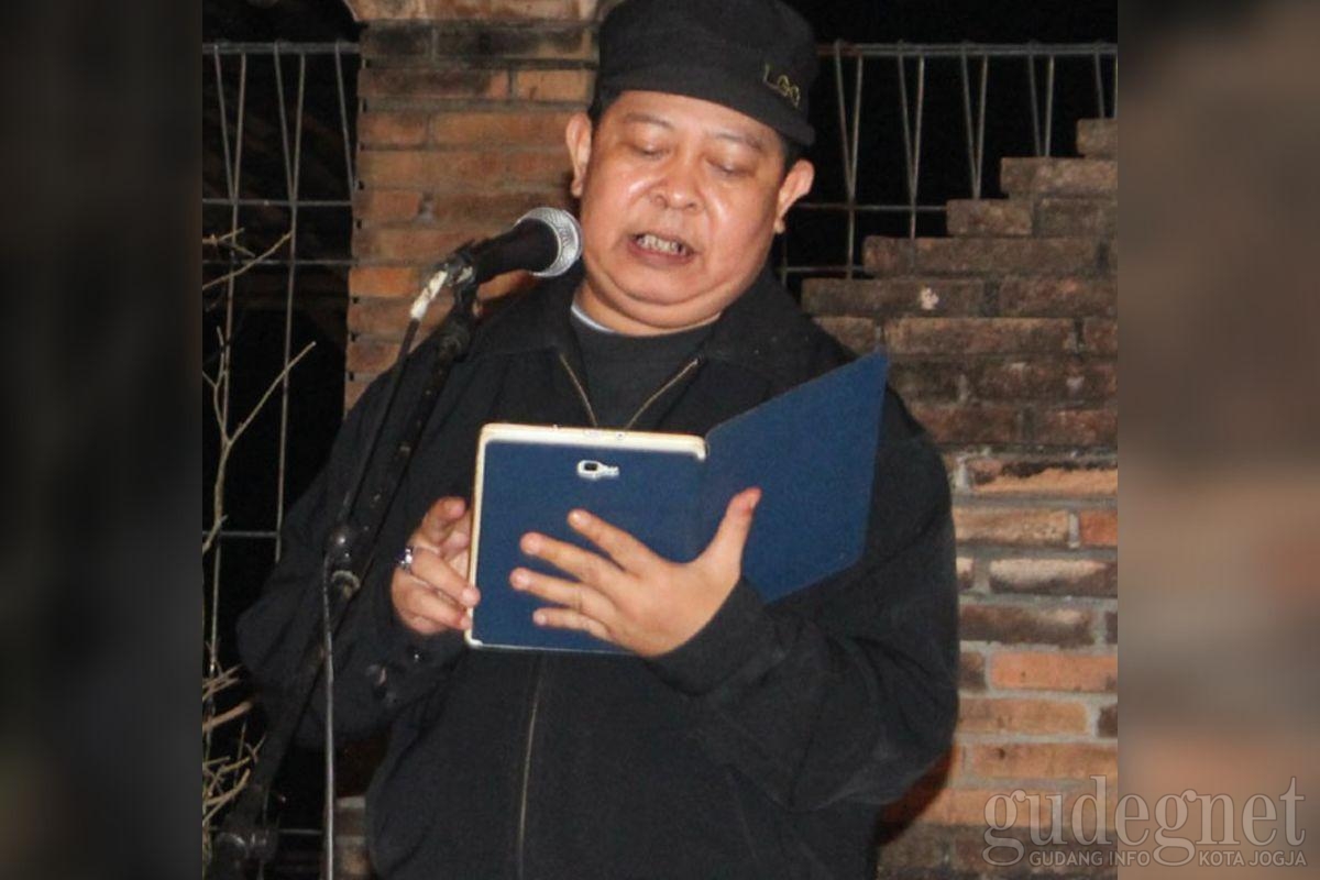 Sastra Bulan Purnama 99: Perayaan Ulang Tahun dan Peluncuran Buku Sastra Sastra Bulan Purnama 99: Perayaan Ulang Tahun dan Peluncuran Buku Sastra