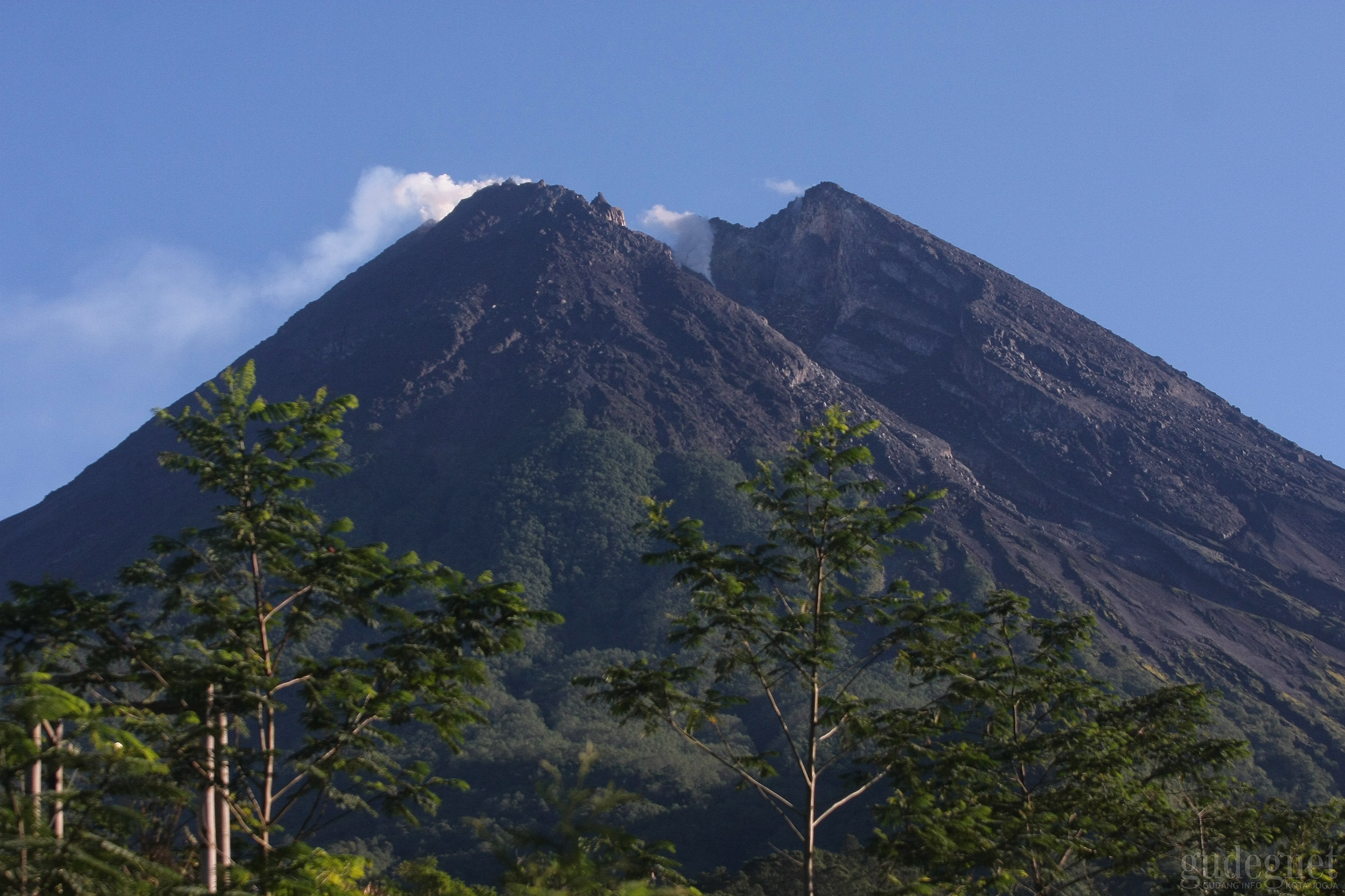 Merapi Hembuskan Asap Solfatara Cukup Tebal Merapi Hembuskan Asap Solfatara Cukup Tebal