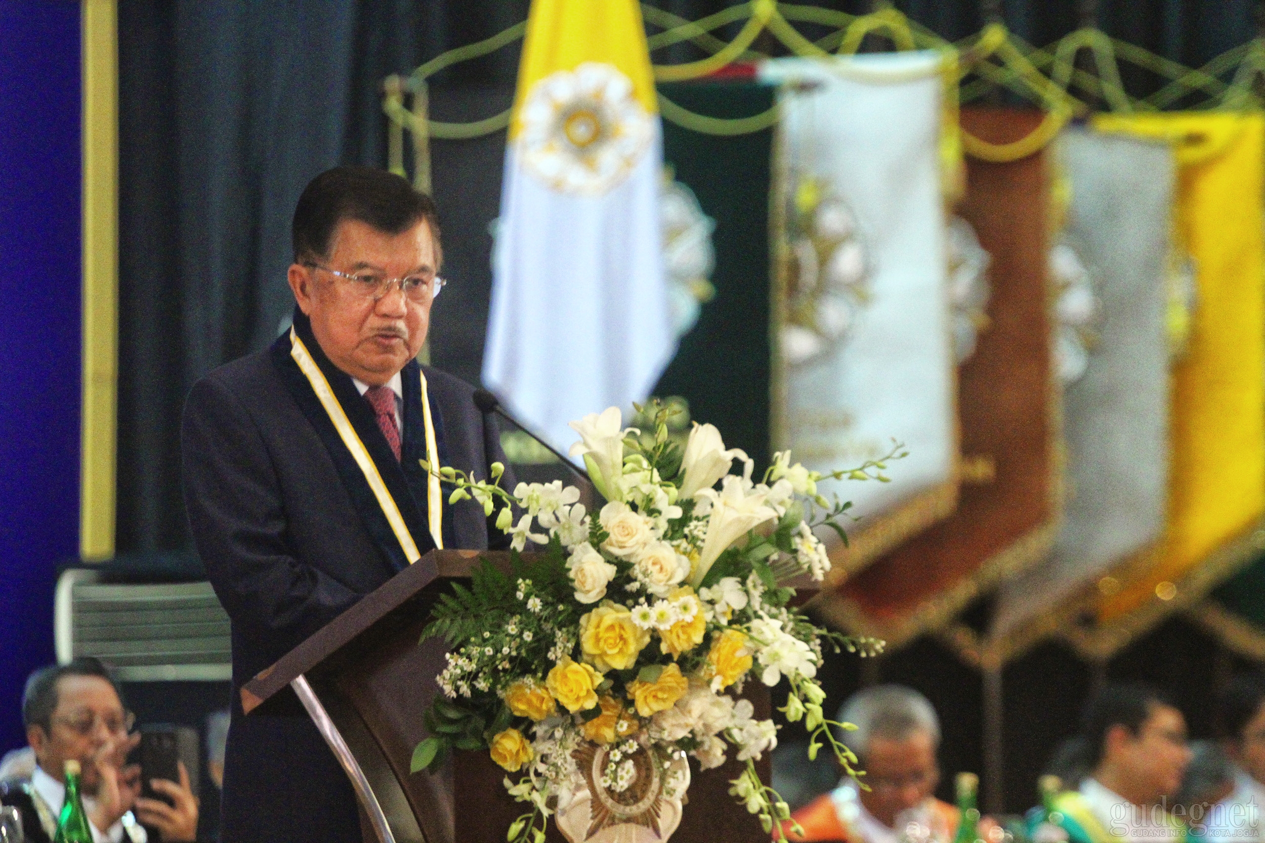 Jusuf Kalla Bangga Terima Anugerah HB IX Award dari UGM Jusuf Kalla Bangga Terima Anugerah HB IX Award dari UGM