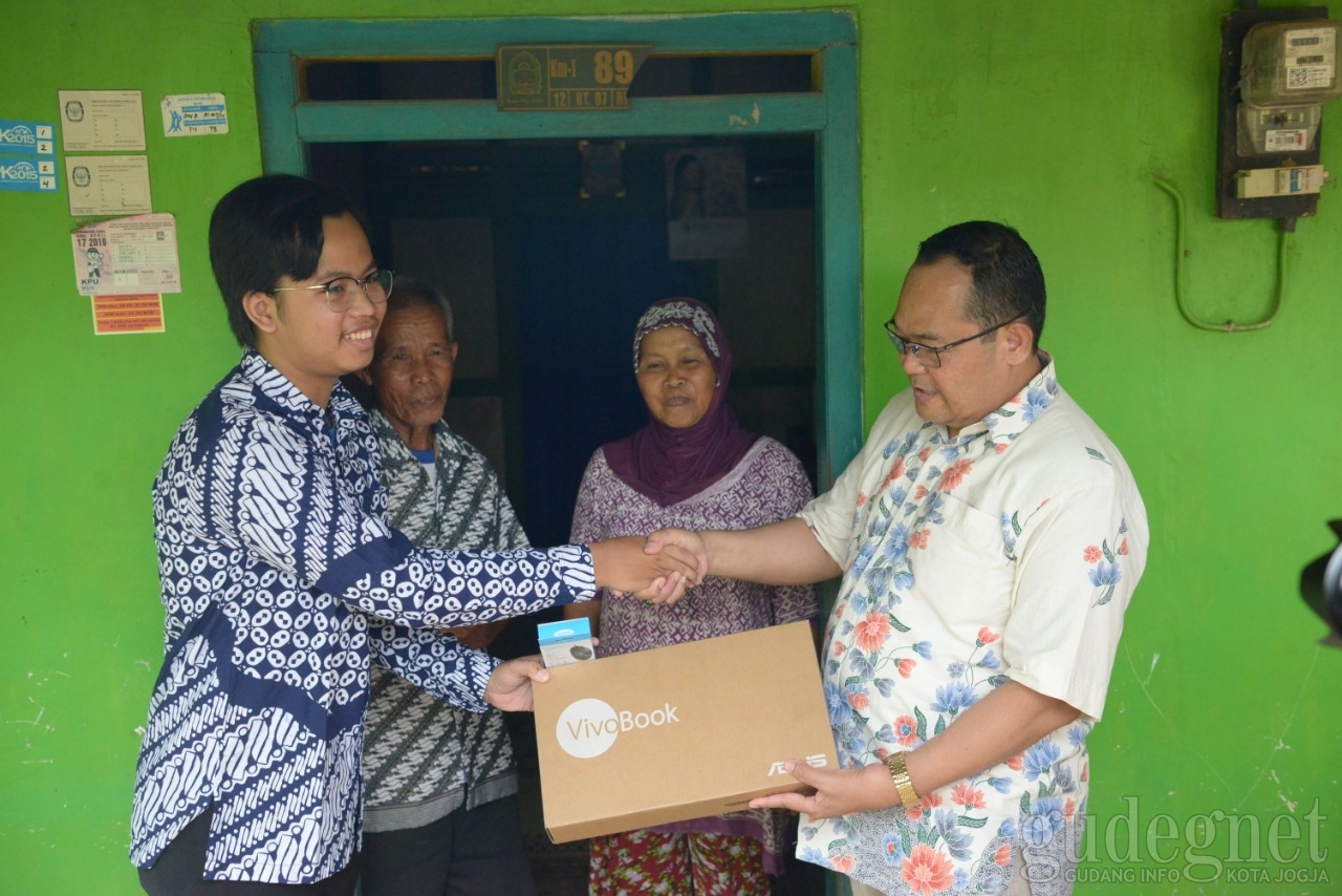 Bak Sinterklas, Rektor UNY Bagikan Laptop dan Beasiswa ke Korea Selatan Bak Sinterklas, Rektor UNY Bagikan Laptop dan Beasiswa ke Korea Selatan