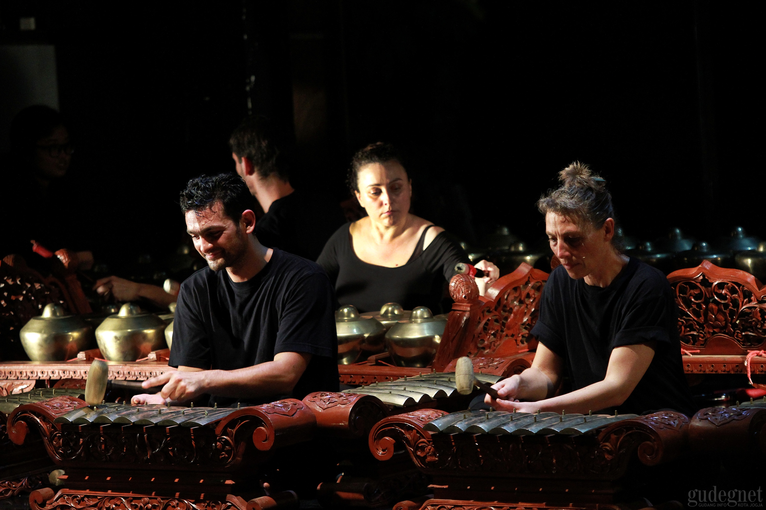 Serunya Orang Perancis Main Gamelan di Banjarmili Serunya Orang Perancis Main Gamelan di Banjarmili