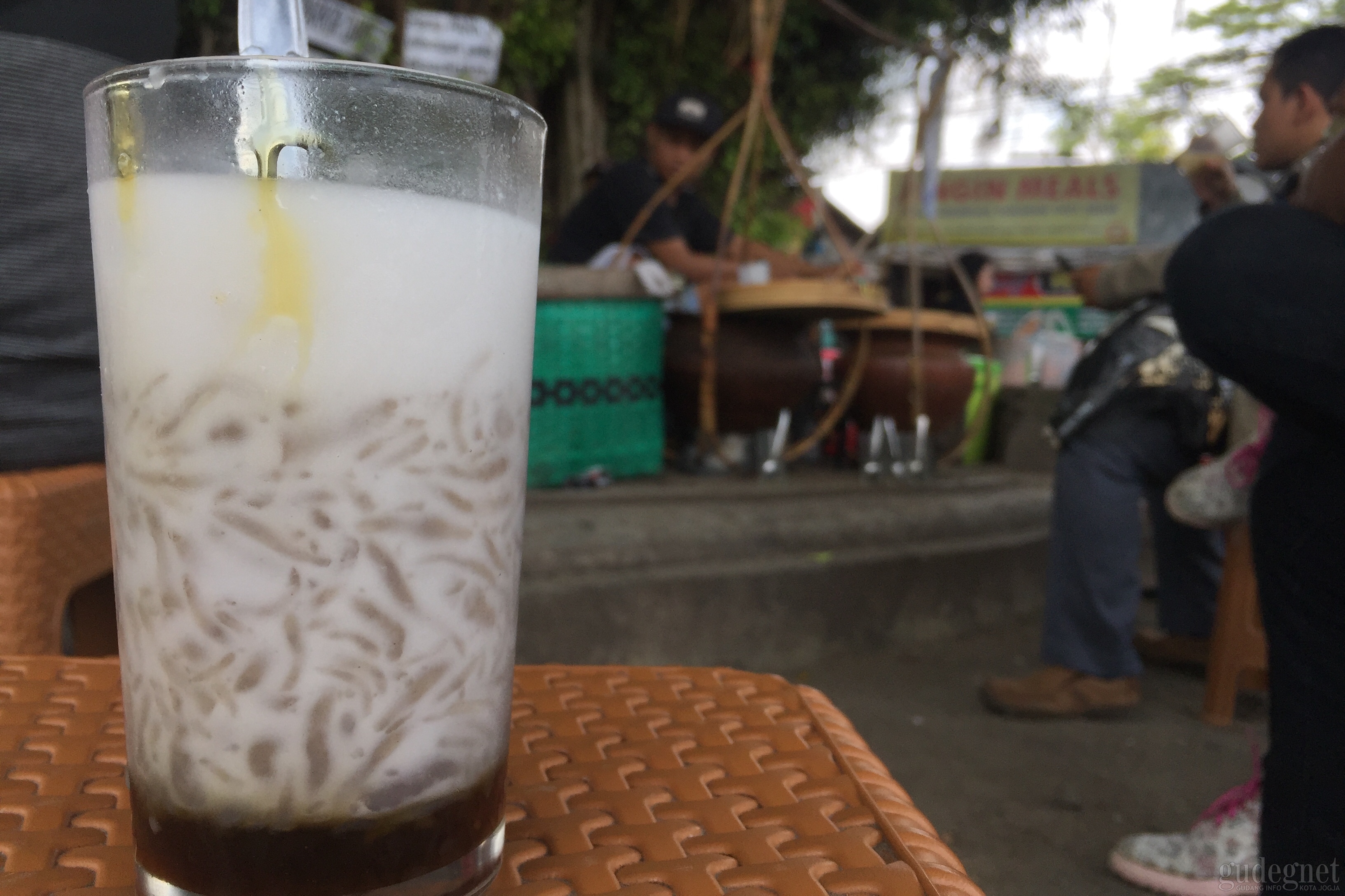Dawet Pak Bardi, Segarnya Minum Dawet di Bawah Pohon Beringin Dawet Pak Bardi, Segarnya Minum Dawet di Bawah Pohon Beringin
