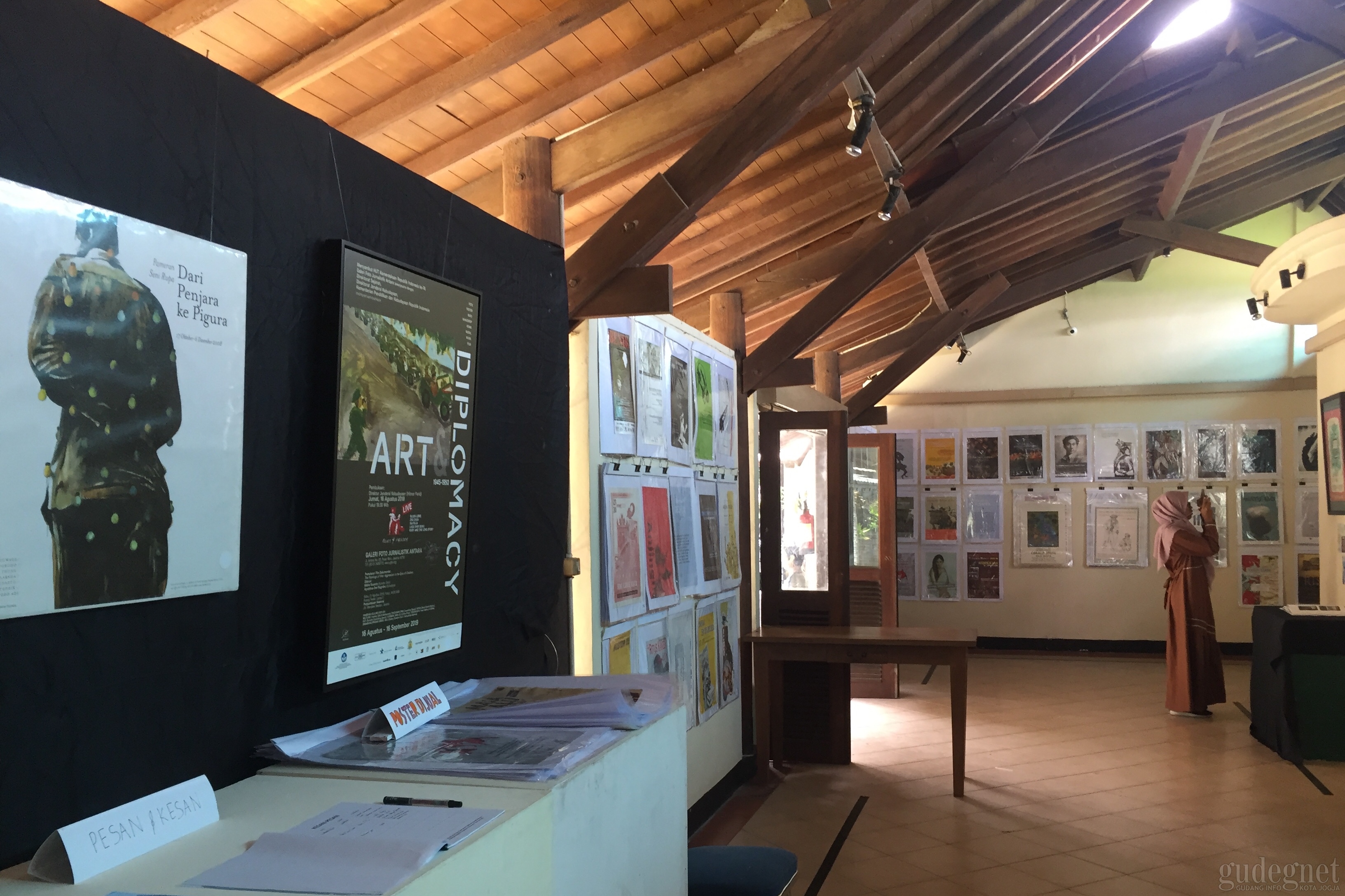 ‘Masa Lalu Belumlah Usai’ Tampilkan Lebih dari 500 Poster Pameran Seni Rupa ‘Masa Lalu Belumlah Usai’ Tampilkan Lebih dari 500 Poster Pameran Seni Rupa