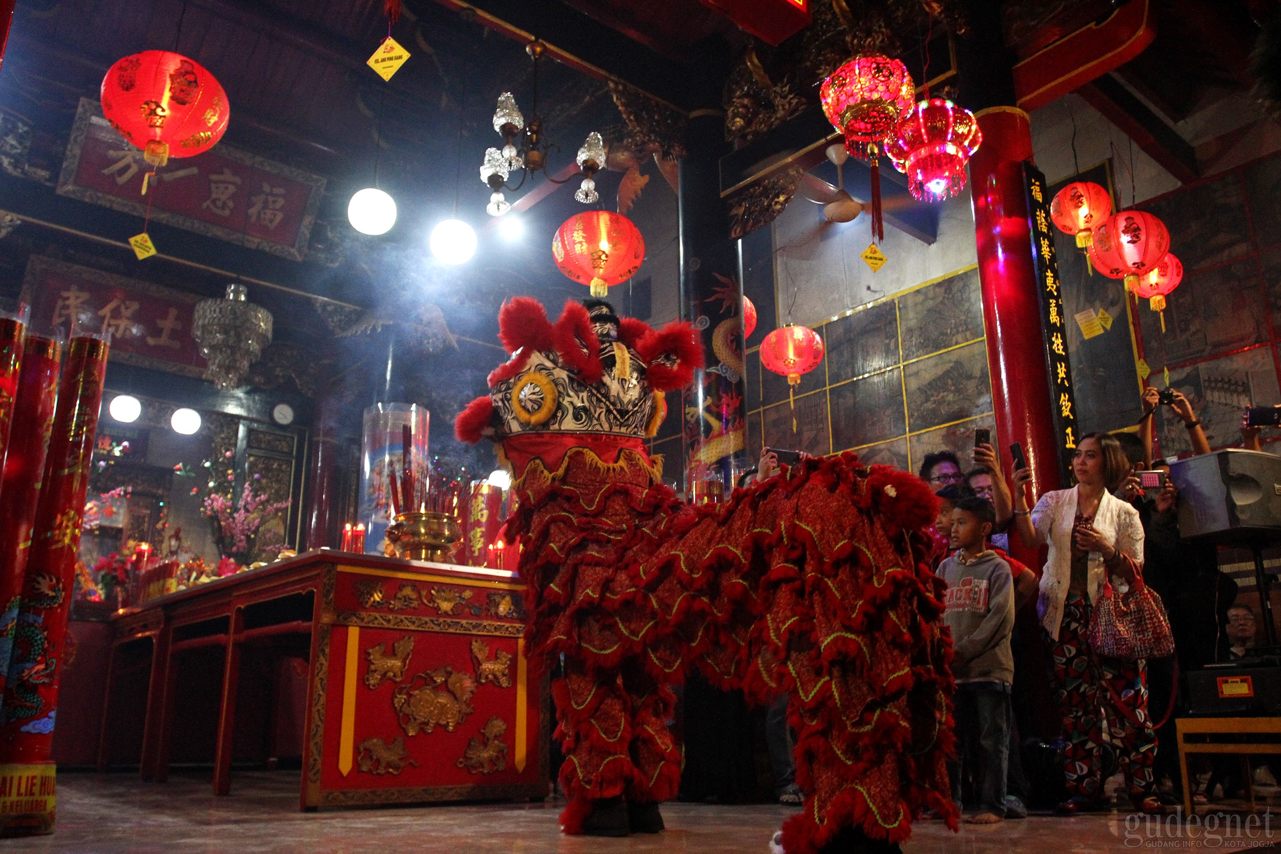 Barongsai Meriahkan Imlek Klenteng Fuk Ling Miau Barongsai Meriahkan Imlek Klenteng Fuk Ling Miau