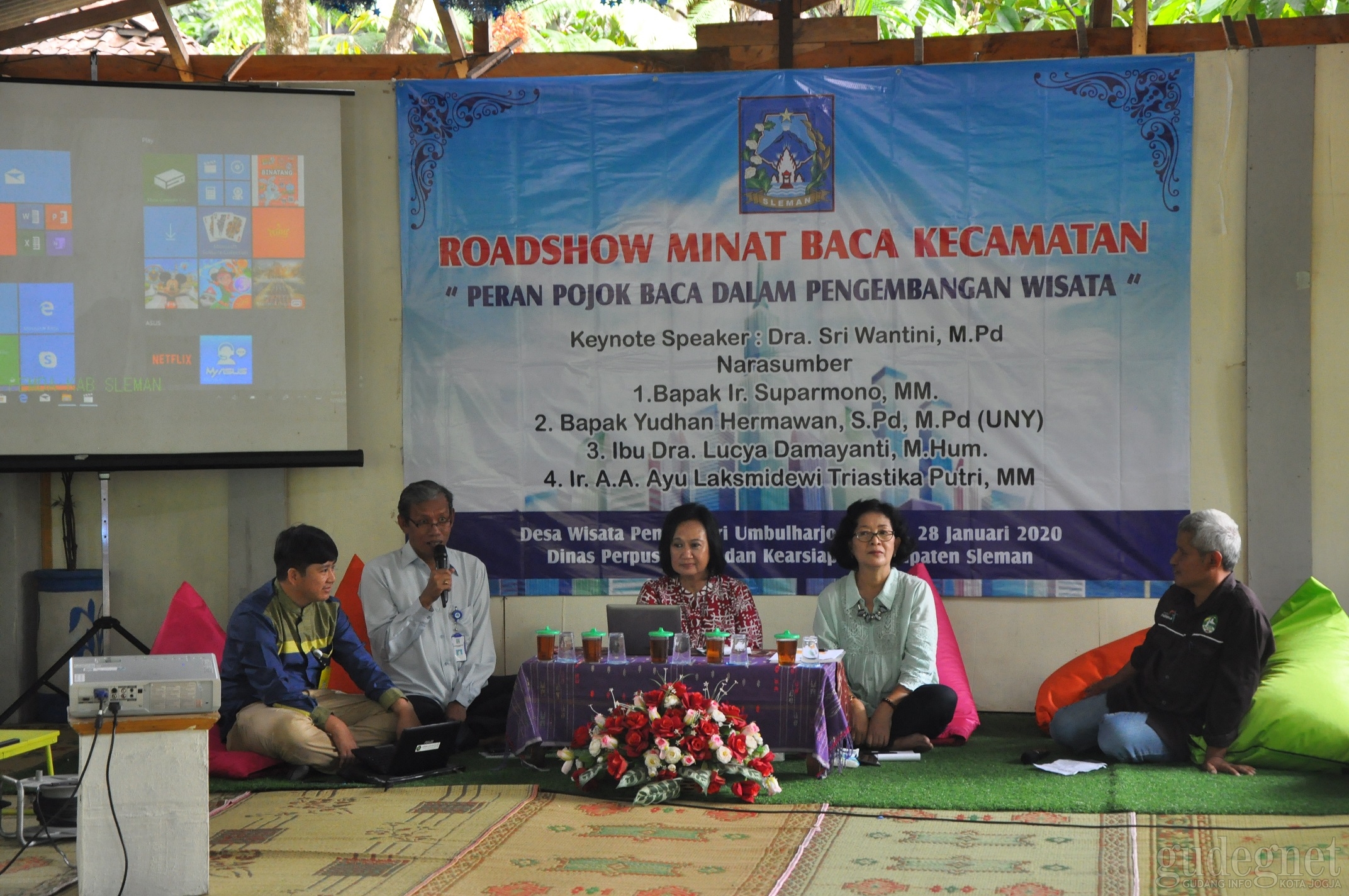 Pojok Baca: Pentingnya Literasi dalam Mengembangkan Desa Wisata Pojok Baca: Pentingnya Literasi dalam Mengembangkan Desa Wisata
