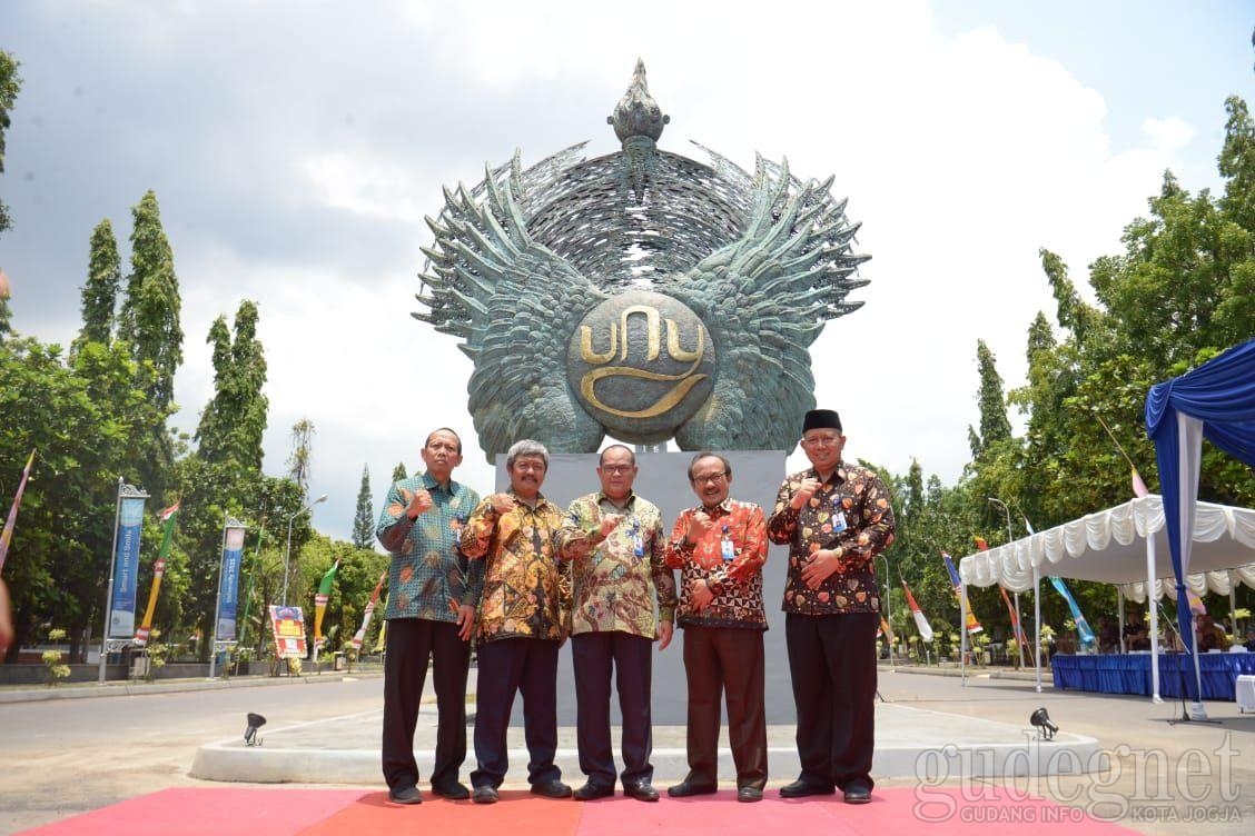 Patung Kembara Karya Maestro Nyoman Nuarta Menghiasi UNY Patung Kembara Karya Maestro Nyoman Nuarta Menghiasi UNY