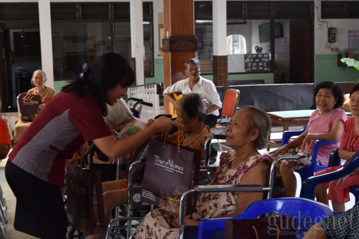 Rayakan Ulang Tahun, Alana Yogyakarta Berbagi di Panti Wreda Rayakan Ulang Tahun, Alana Yogyakarta Berbagi di Panti Wreda