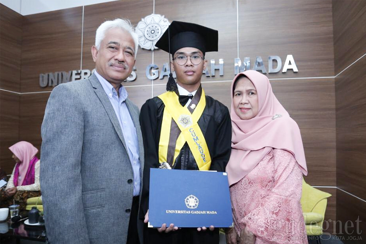 Inspiratif, Penyandang Tuna Rungu Raih Cumlaude di UGM Inspiratif, Penyandang Tuna Rungu Raih Cumlaude di UGM