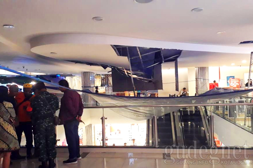 Plafon Mal Malioboro Ambrol, Begini Kejadiannya