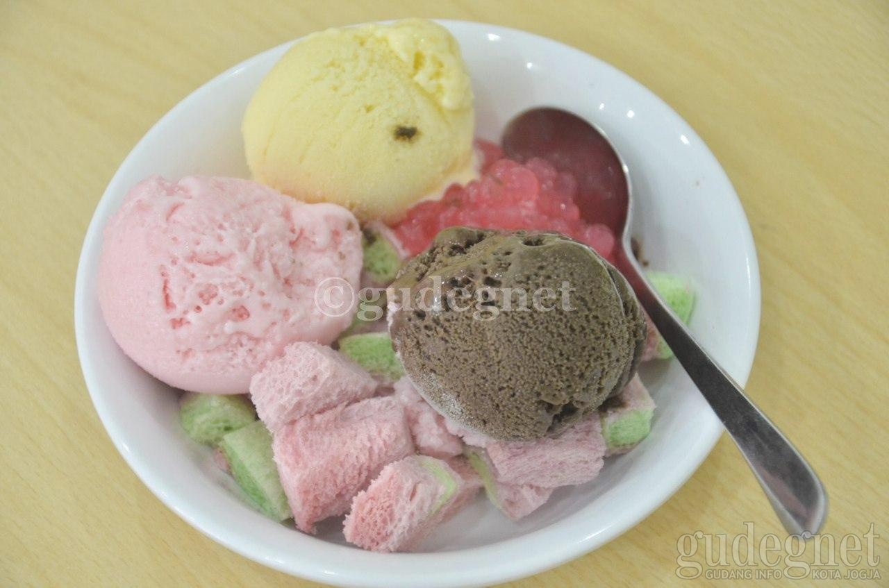 Es Puter Pak Kus, Segarnya Rasa Buah Asli