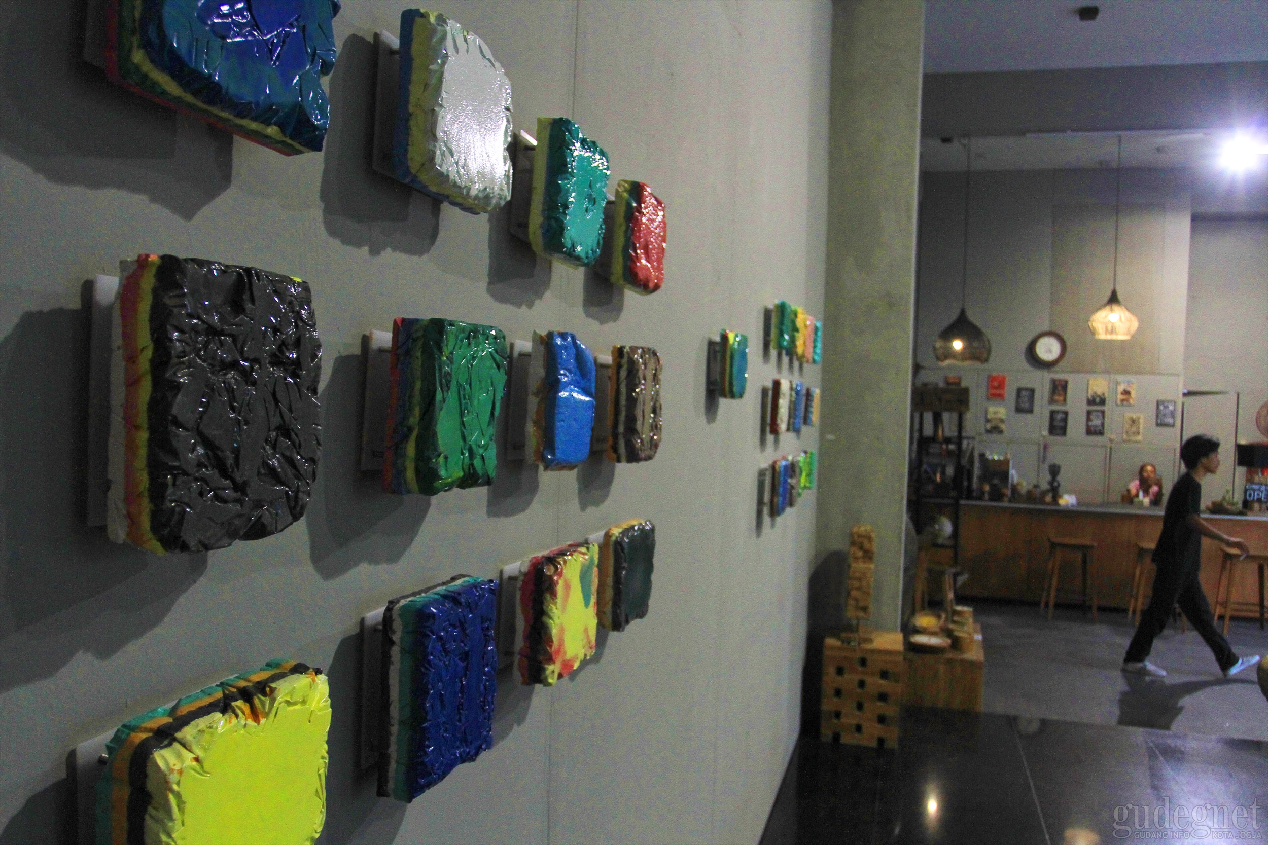 Traces, Pameran Bongkahan Kehidupan Penuh Warna Traces, Pameran Bongkahan Kehidupan Penuh Warna