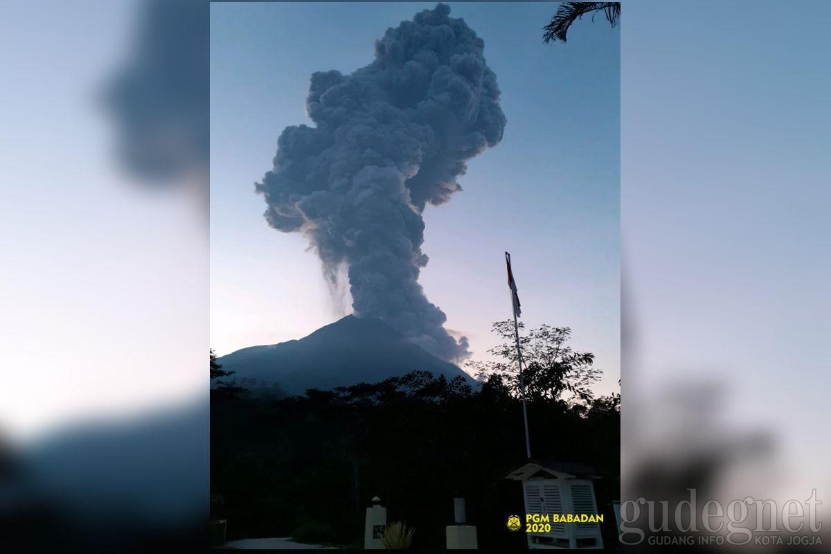Merapi Meletus dengan Kolom Letusan Setinggi 6 Km Merapi Meletus dengan Kolom Letusan Setinggi 6 Km