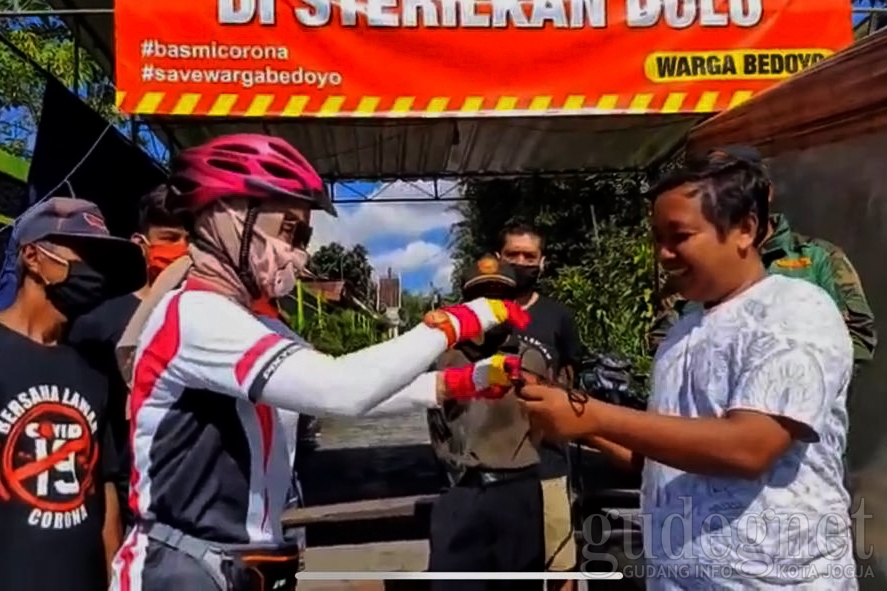 Sendirian, Wanita Goweser ini Bagi-bagi Ratusan Masker Sendirian, Wanita Goweser ini Bagi-bagi Ratusan Masker