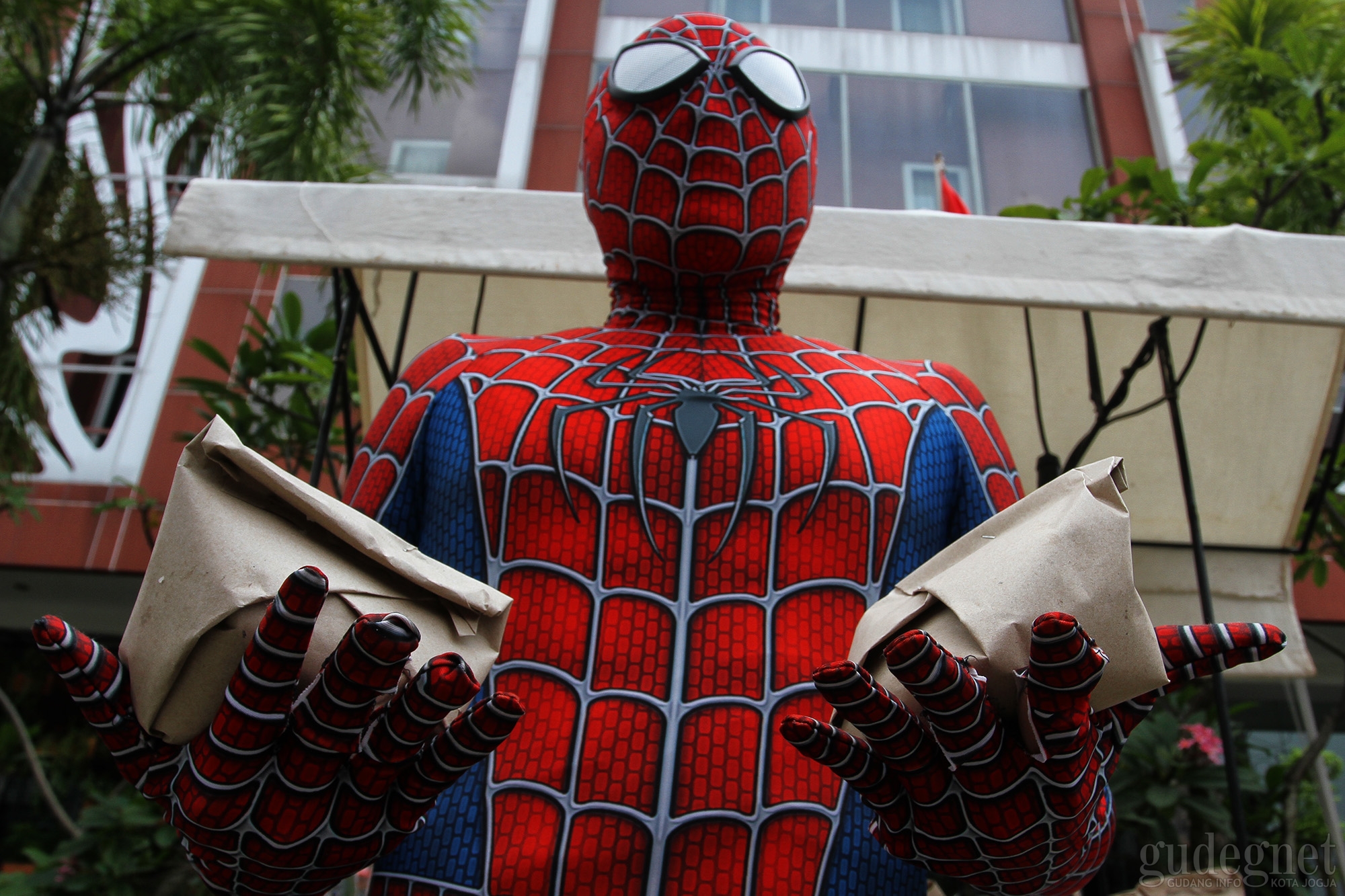 Spiderman Turun Ke Jalan Bagi-bagi Nasi Bungkus Spiderman Turun Ke Jalan Bagi-bagi Nasi Bungkus