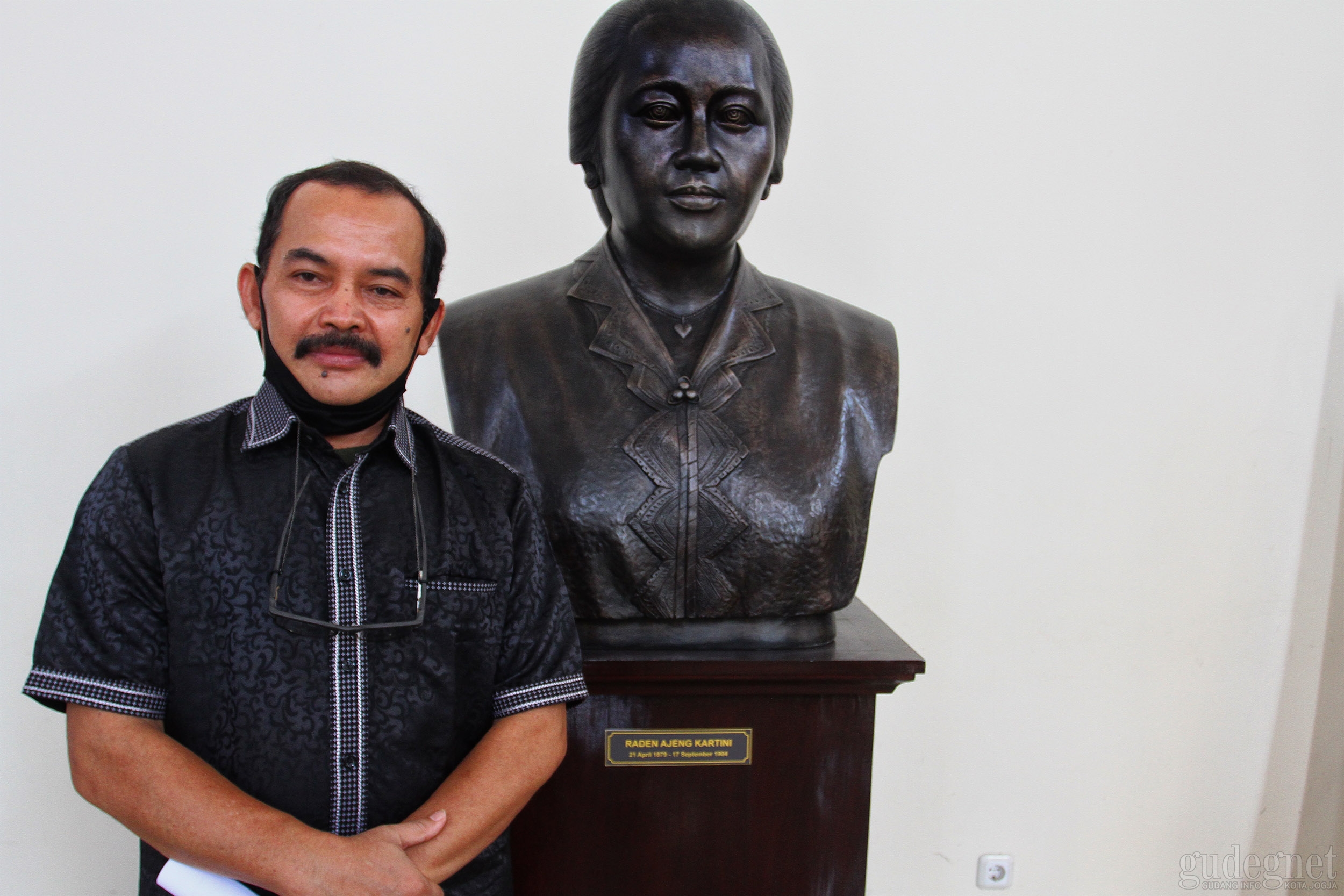 Peringati Hari Kartini, Pematung Yusman Pajang Patung RA Kartini di Kepatihan Peringati Hari Kartini, Pematung Yusman Pajang Patung RA Kartini di Kepatihan