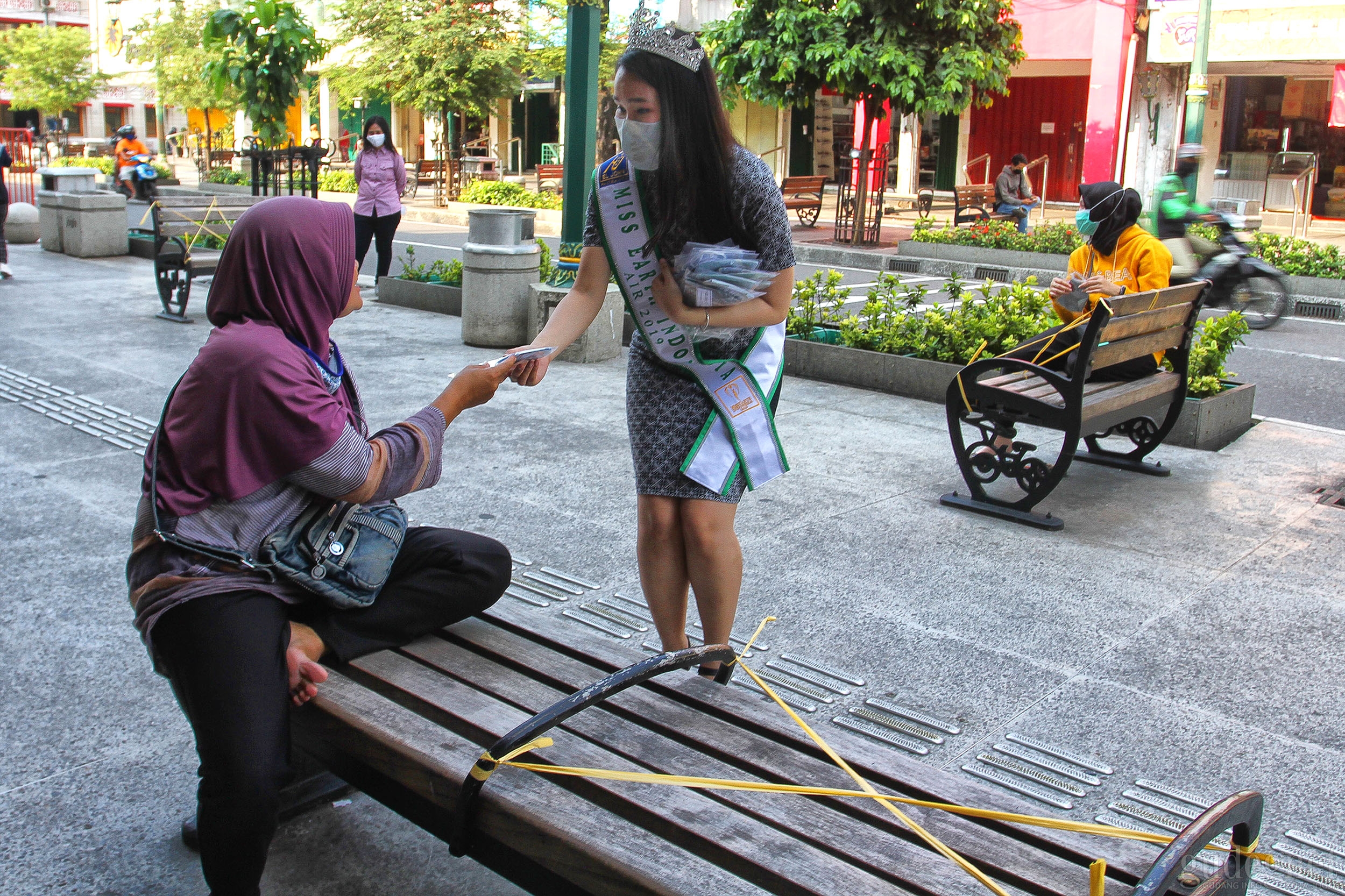 Hari Bumi, Miss Earth Indonesia Air 2019 Bagikan Masker di Malioboro Hari Bumi, Miss Earth Indonesia Air 2019 Bagikan Masker di Malioboro