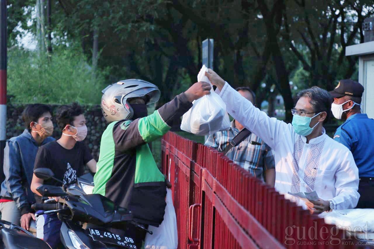 Sambut Ramadan, UGM Bagi-bagi Takjil Sambut Ramadan, UGM Bagi-bagi Takjil