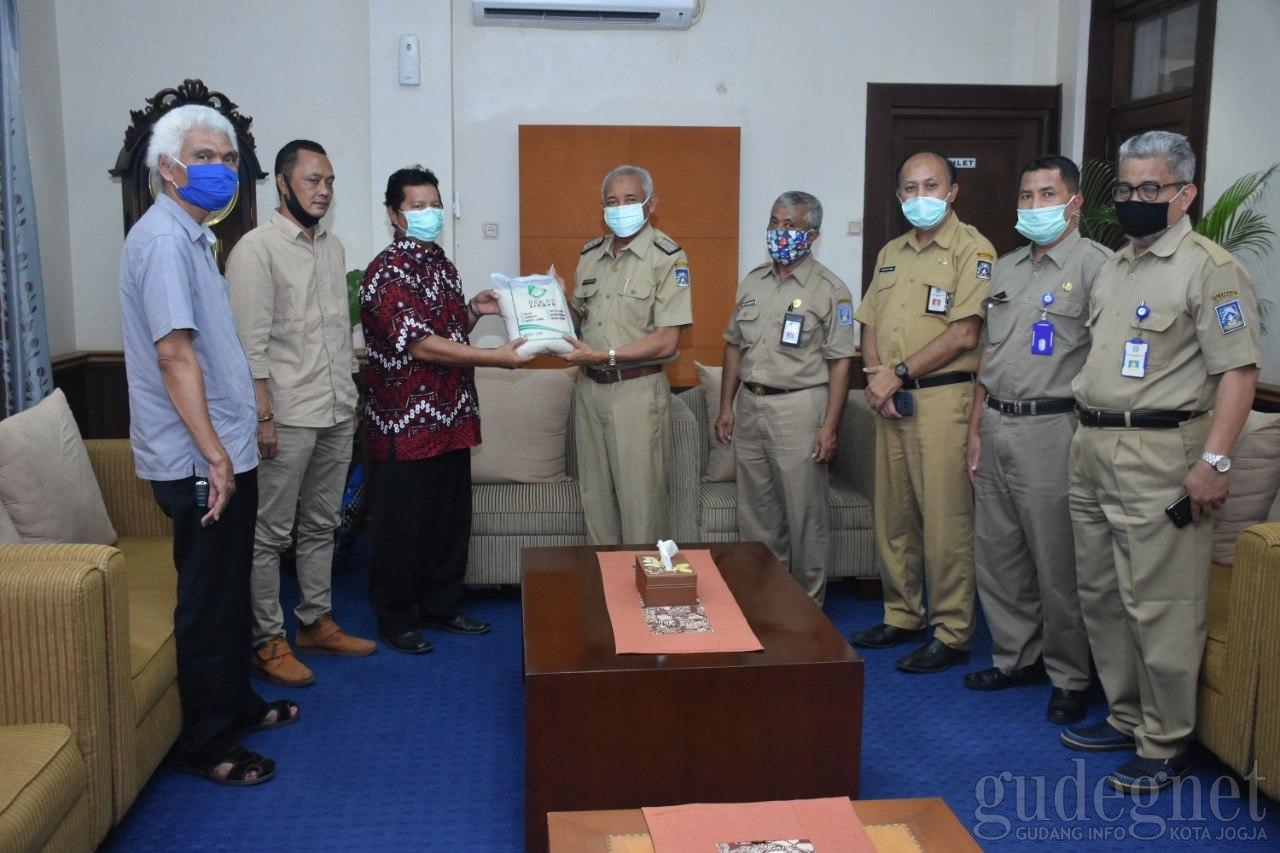 Gapoktan Sleman Serahkan Bantuan Beras 2 Ton Gapoktan Sleman Serahkan Bantuan Beras 2 Ton