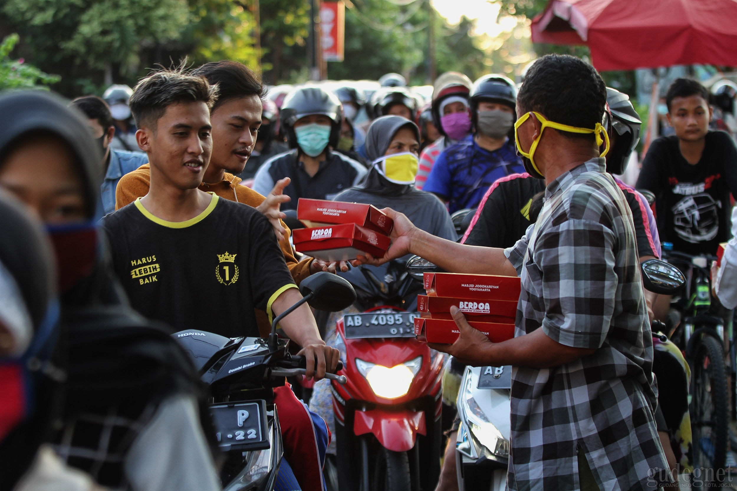 Masjid Jogokariyan Bagikan 3.000 Takjil Sistem Drive Thru Masjid Jogokariyan Bagikan 3.000 Takjil Sistem Drive Thru