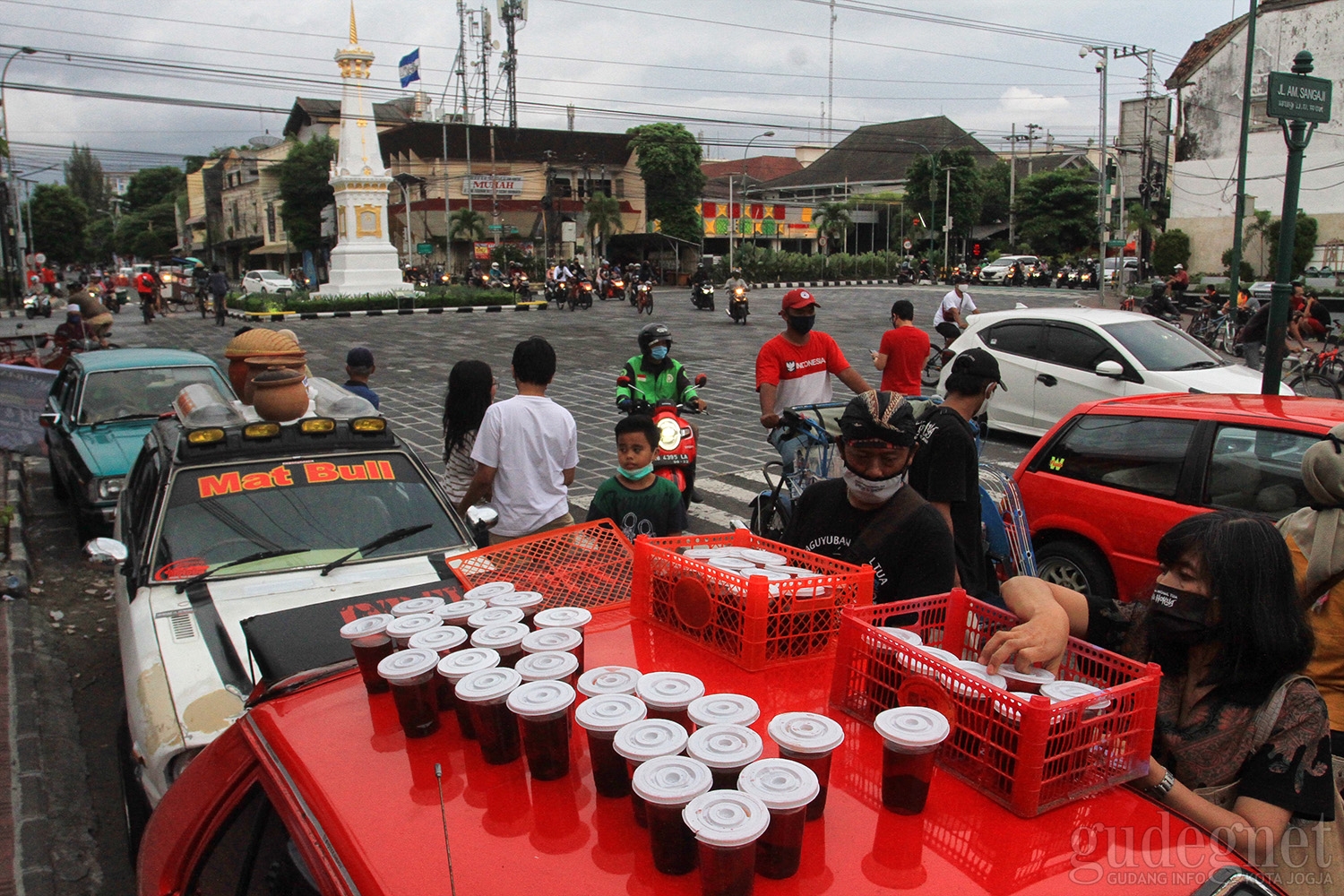 Komunitas Mobil Tua Hokya Hokya Gelar Aksi Sosial di Tugu Komunitas Mobil Tua Hokya Hokya Gelar Aksi Sosial di Tugu
