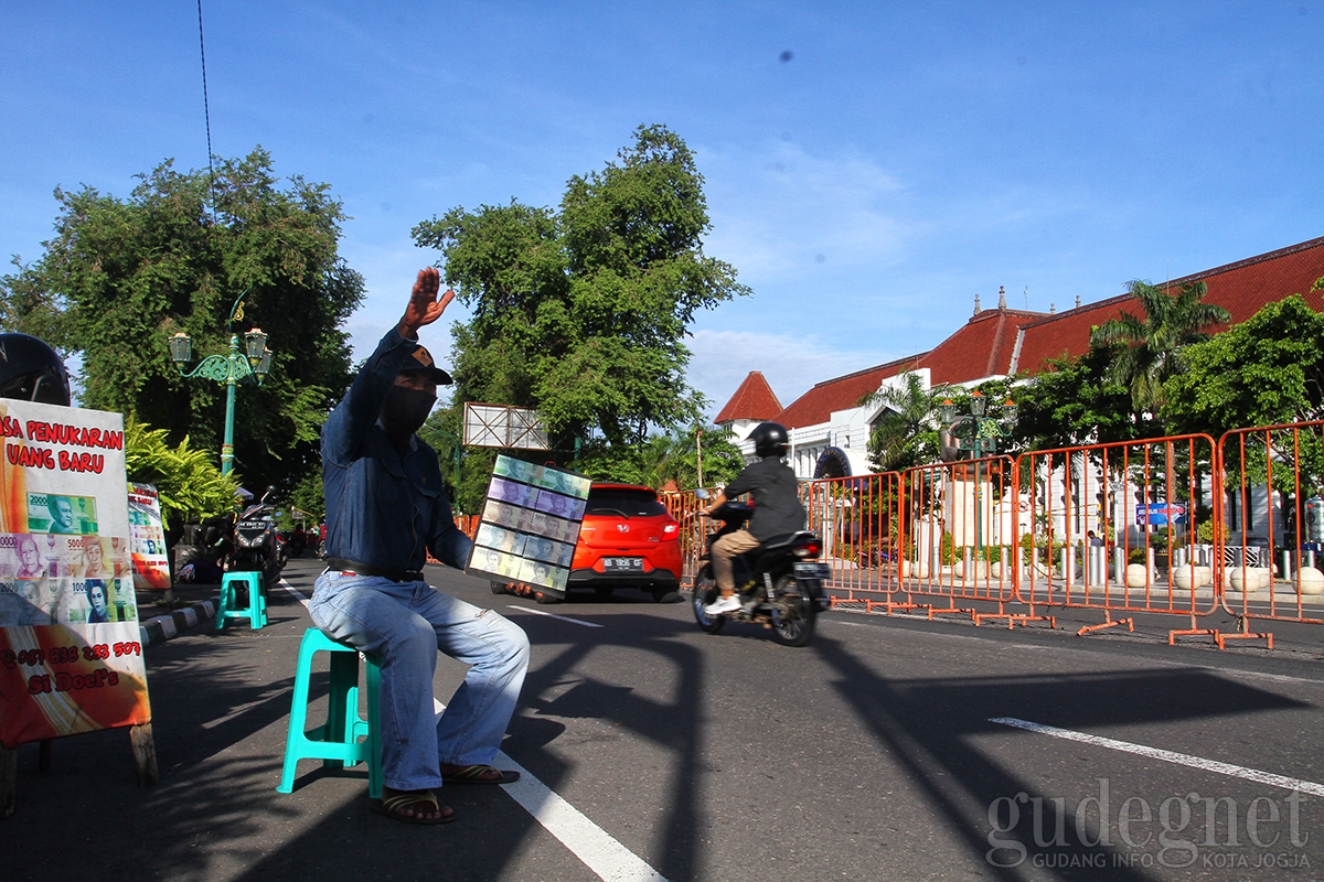 Idulfitri 1441 H, Jasa Tukar Uang Jalanan Turun Omset Idulfitri 1441 H, Jasa Tukar Uang Jalanan Turun Omset