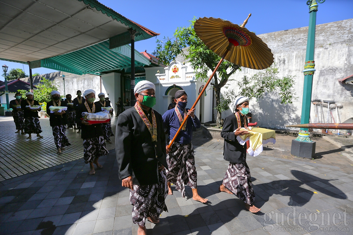 Idulfitri 1441 H: Keraton Bagikan 2.700 Ubarampe kepada Abdi Dalem Idulfitri 1441 H: Keraton Bagikan 2.700 Ubarampe kepada Abdi Dalem