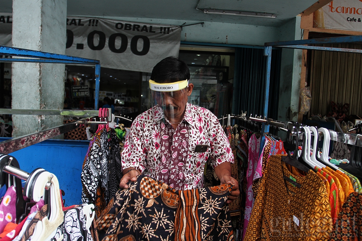 Gunakan Face Shield PKL Malioboro Mulai Buka Lapak Gunakan Face Shield PKL Malioboro Mulai Buka Lapak