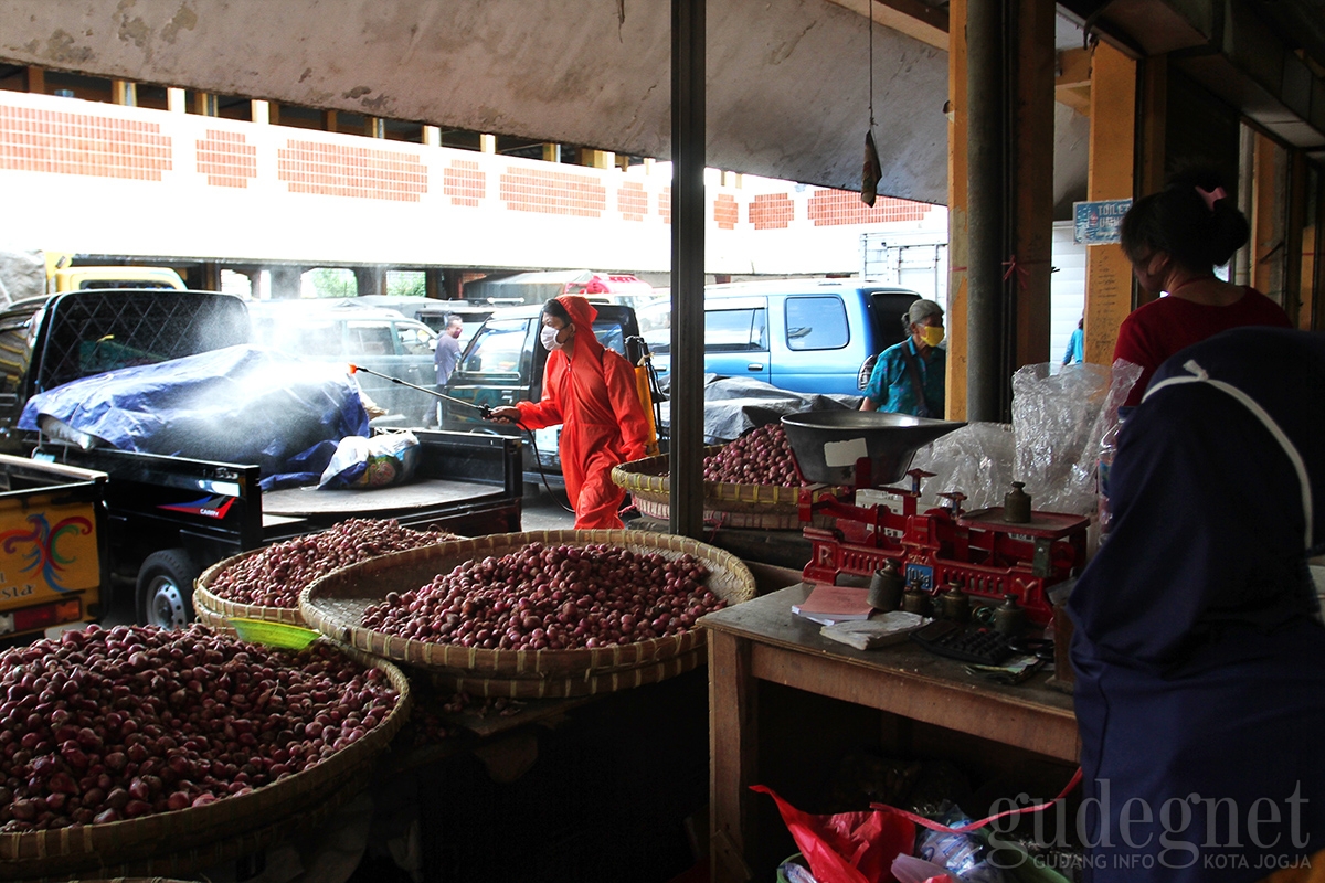 Persiapan New Normal, Pasar Beringharjo Rutin Disemprot Disinfektan Persiapan New Normal, Pasar Beringharjo Rutin Disemprot Disinfektan