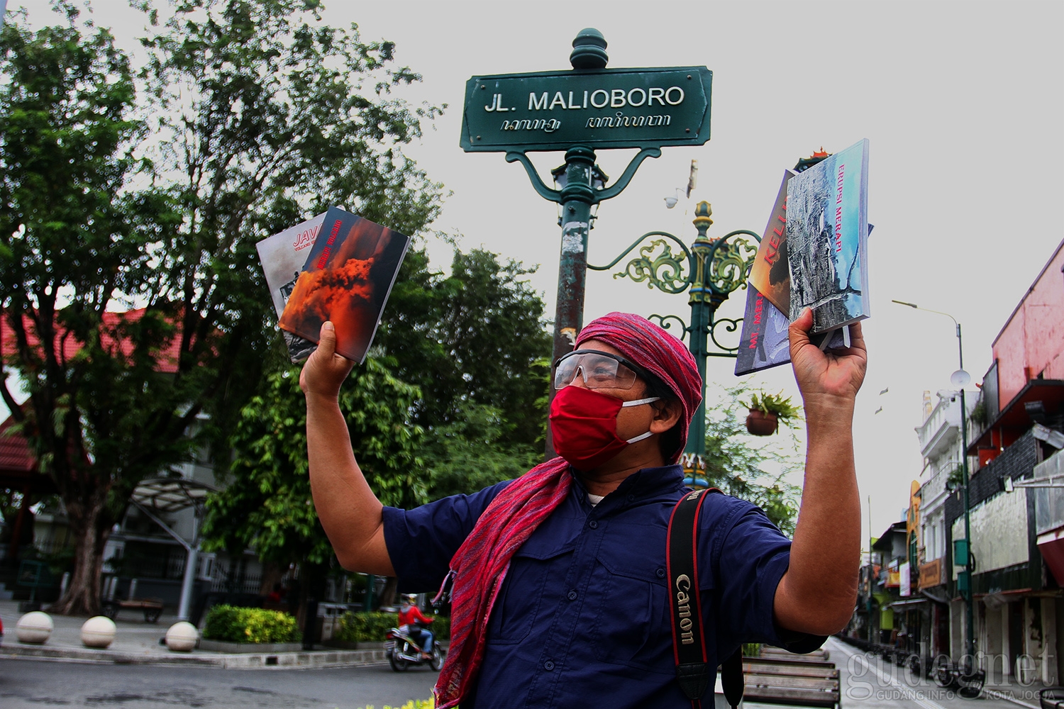 Donasikan Penjualan Buku, Cara Jurnalis Foto Ini Bantu Warga Terdampak Covid-19 Donasikan Penjualan Buku, Cara Jurnalis Foto Ini Bantu Warga Terdampak Covid-19