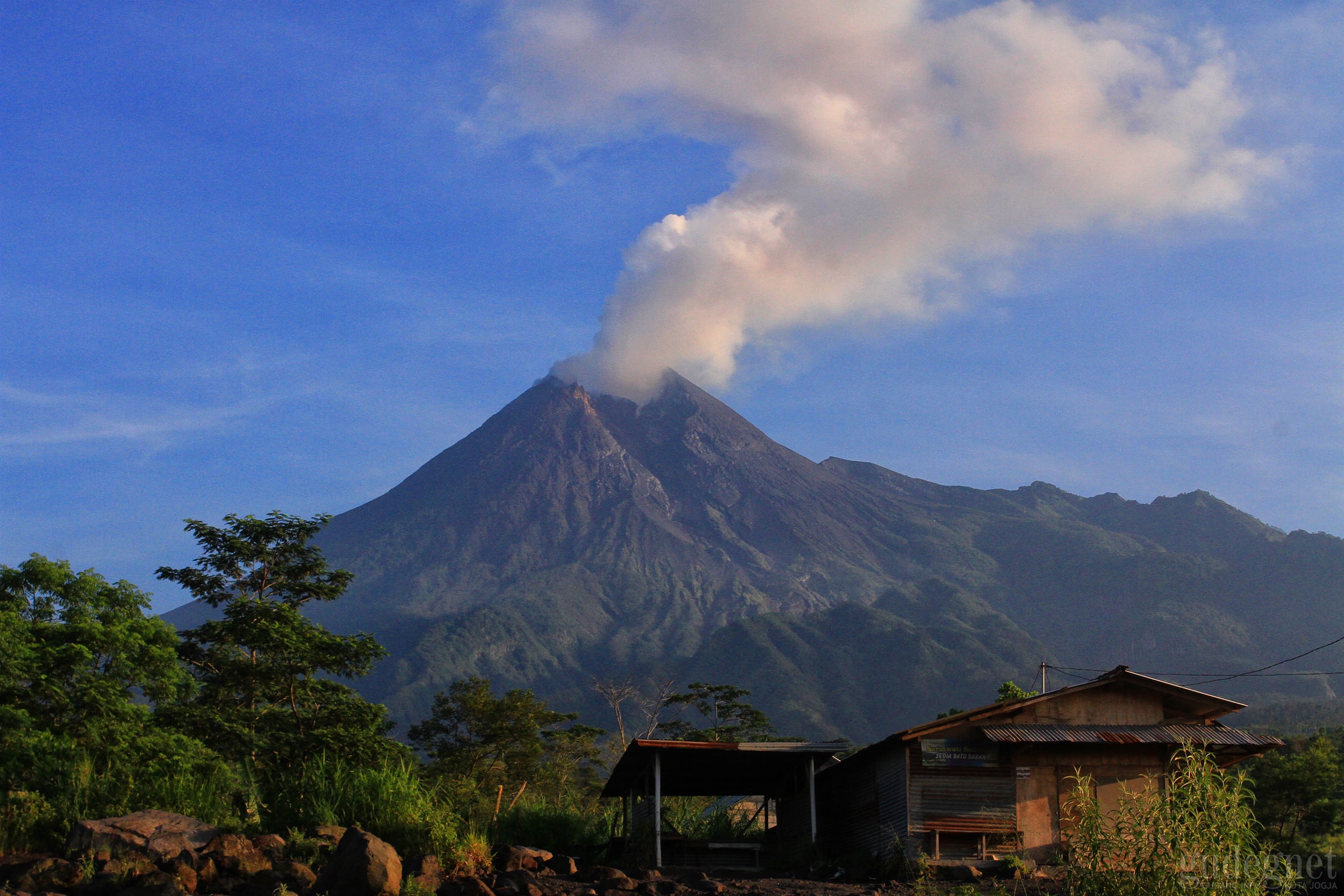 Perkembangan Merapi: Tiga Kali Gempa Guguran Perkembangan Merapi: Tiga Kali Gempa Guguran
