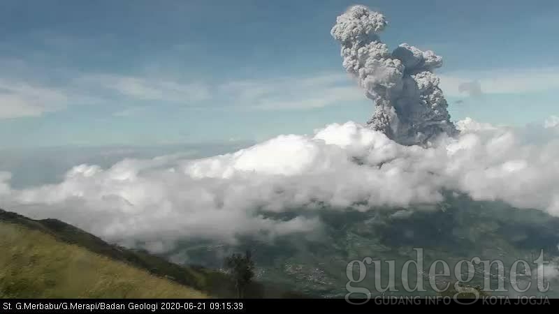 Merapi Meletus Dua Kali Merapi Meletus Dua Kali