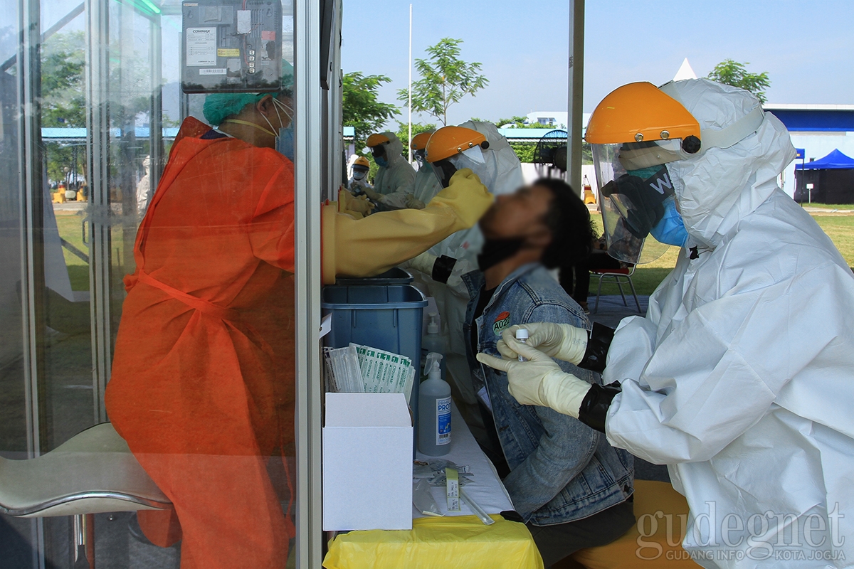 1.100 Warga Ikuti Swab Test di RSPAU Hardjolukito 1.100 Warga Ikuti Swab Test di RSPAU Hardjolukito