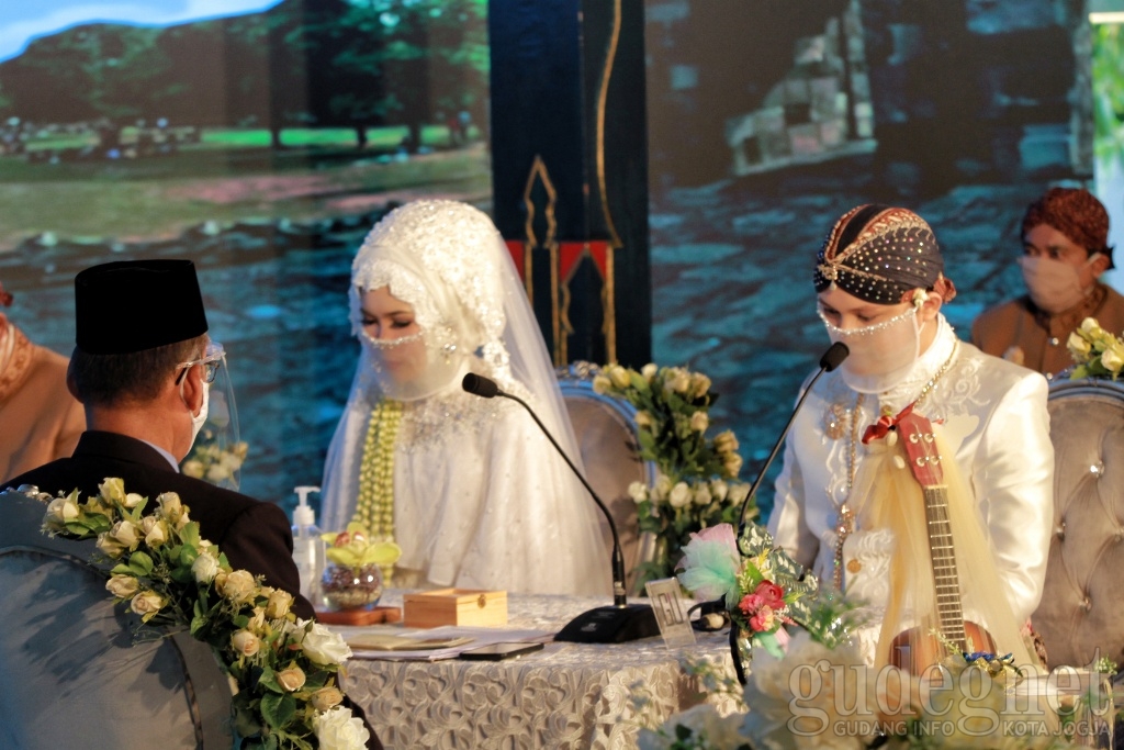 Unik, Di tengah Pandemi 10 Pasang Pengantin Ini Nikah Bareng Unik, Di tengah Pandemi 10 Pasang Pengantin Ini Nikah Bareng