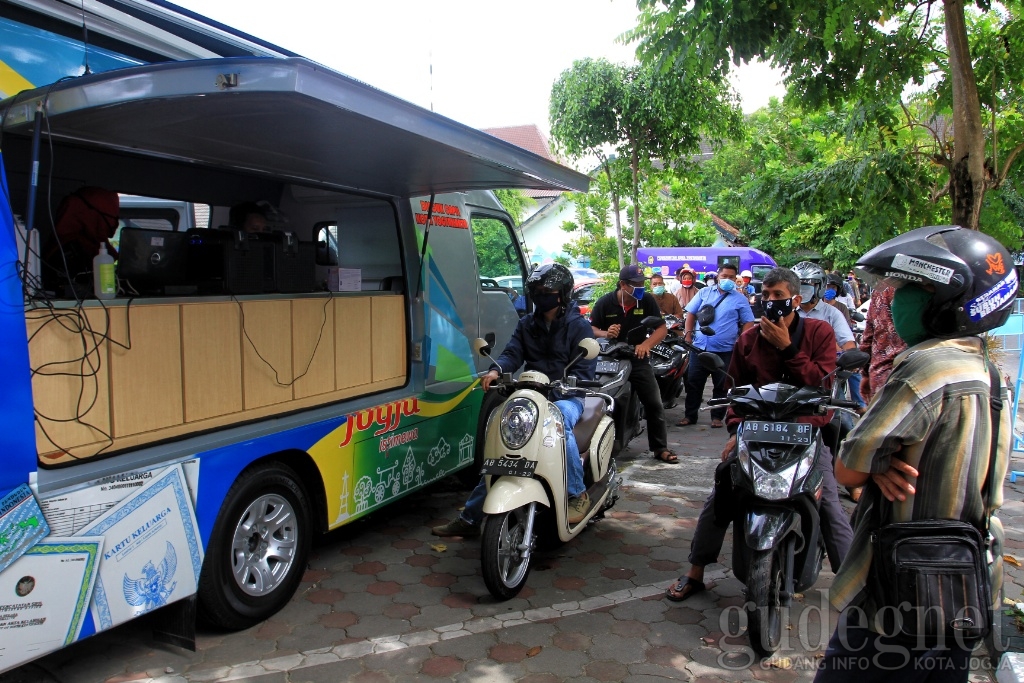 Drive Thru, Cetak KTP-el Cuma 3 Menit di Balaikota Yogyakarta Drive Thru, Cetak KTP-el Cuma 3 Menit di Balaikota Yogyakarta