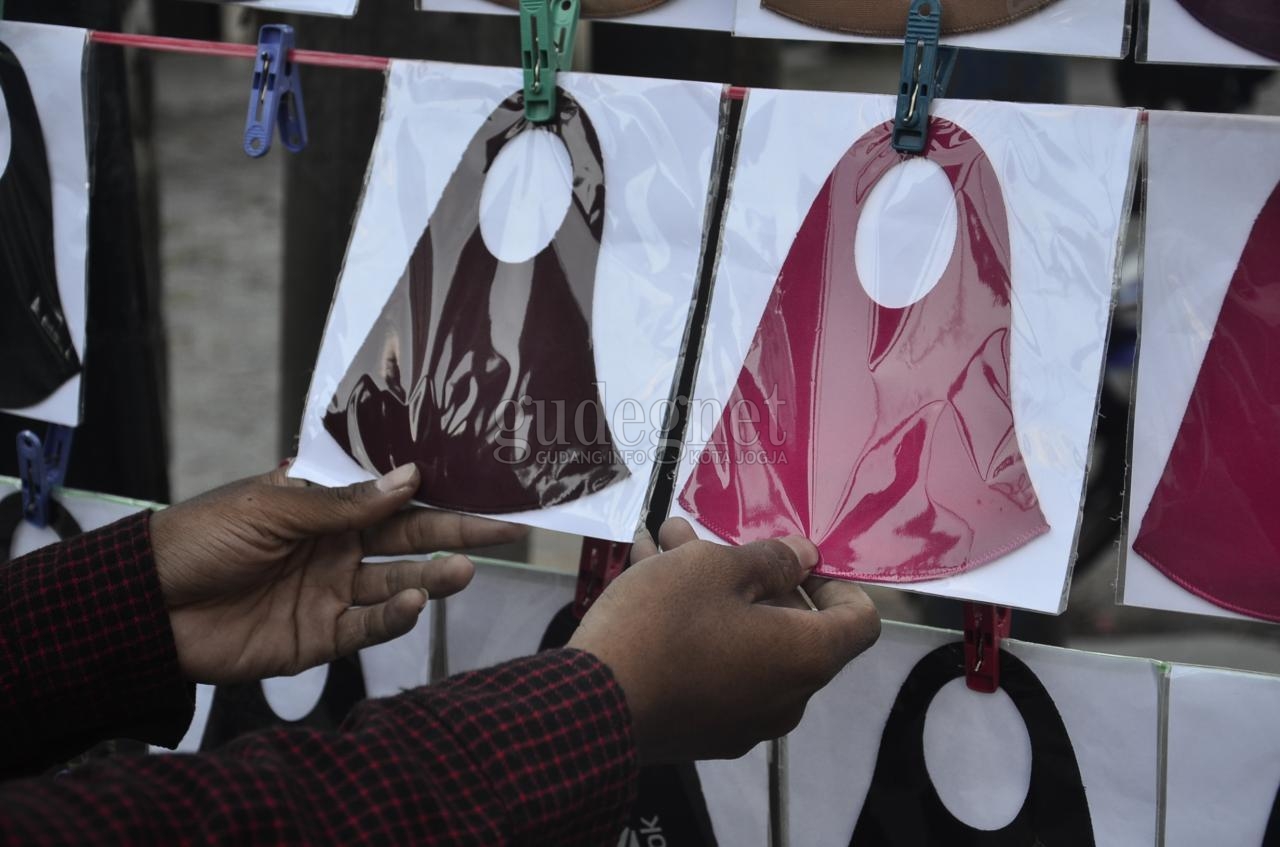 Berjualan Masker, Bertahan di Masa Pandemi Berjualan Masker, Bertahan di Masa Pandemi
