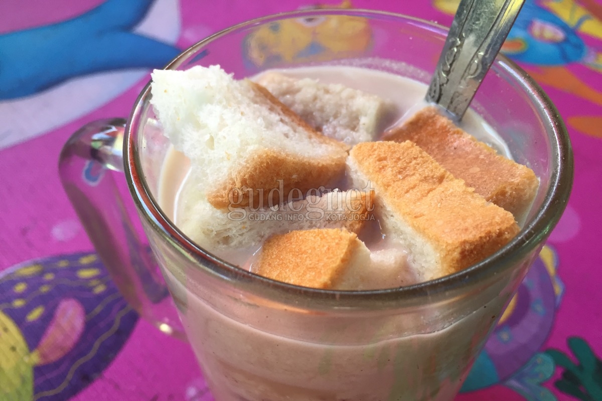 Nyore Sambil Menyeruput Wedang Bajigur Bu Jilah Nyore Sambil Menyeruput Wedang Bajigur Bu Jilah