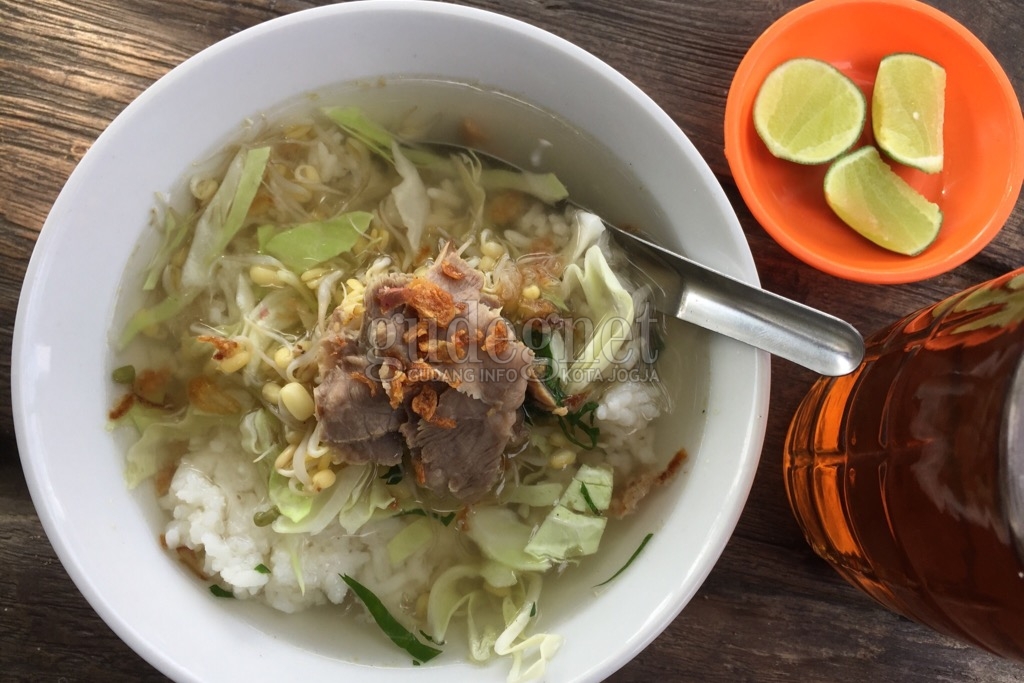 Sarapan Soto dengan Suasana Tradisional di Soto Sapi H. Mitro Sarapan Soto dengan Suasana Tradisional di Soto Sapi H. Mitro