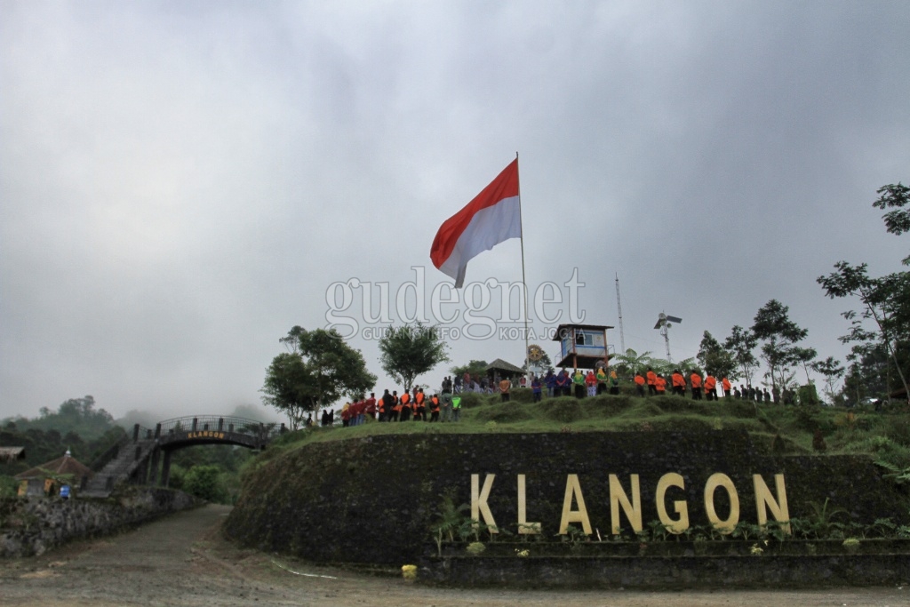 Bendera Merah Putih Raksasa Berdiri di Bukit Klangon Lereng Gunung Merapi Bendera Merah Putih Raksasa Berdiri di Bukit Klangon Lereng Gunung Merapi