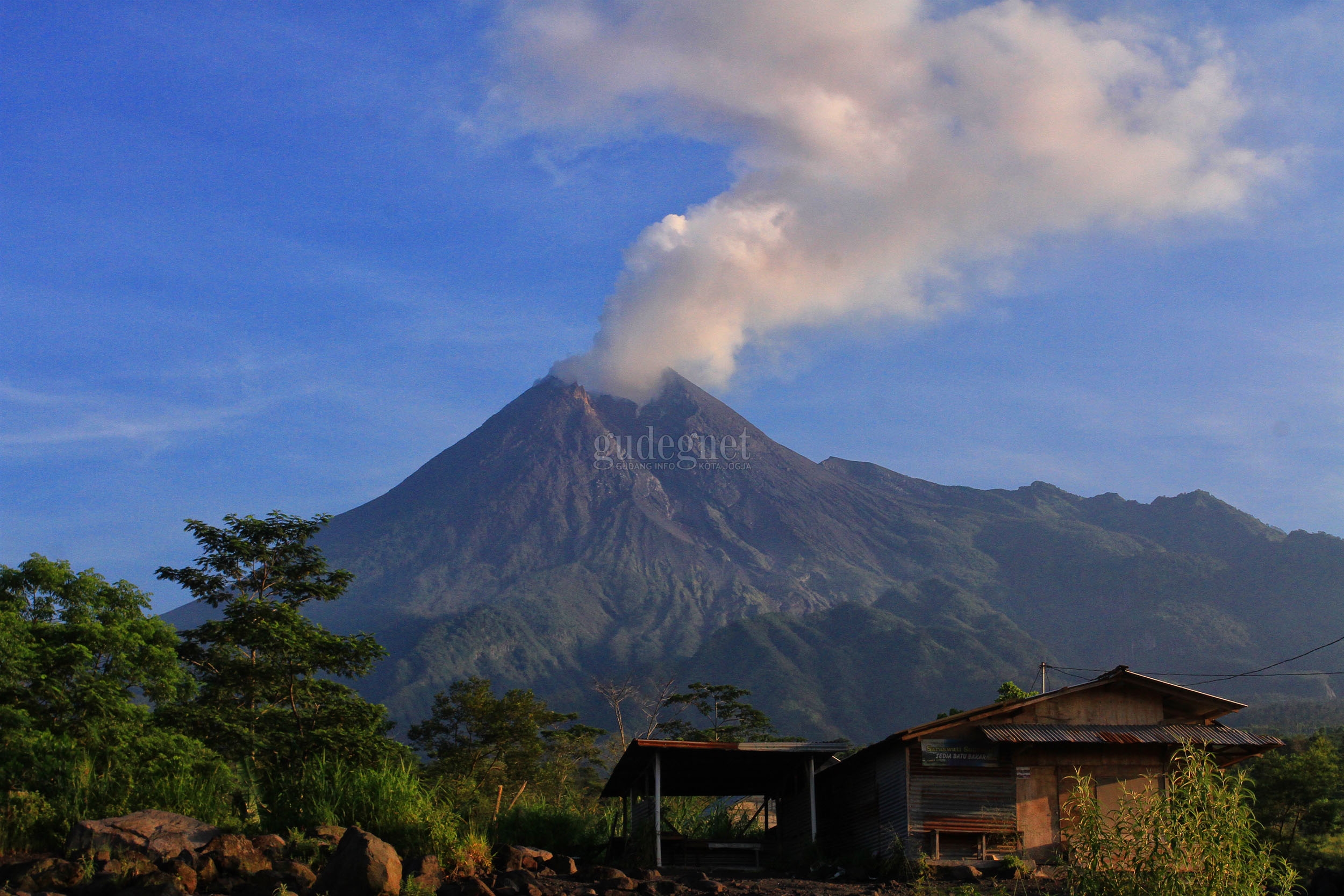 Merapi Alami Satu Kali Gempa Guguran Merapi Alami Satu Kali Gempa Guguran