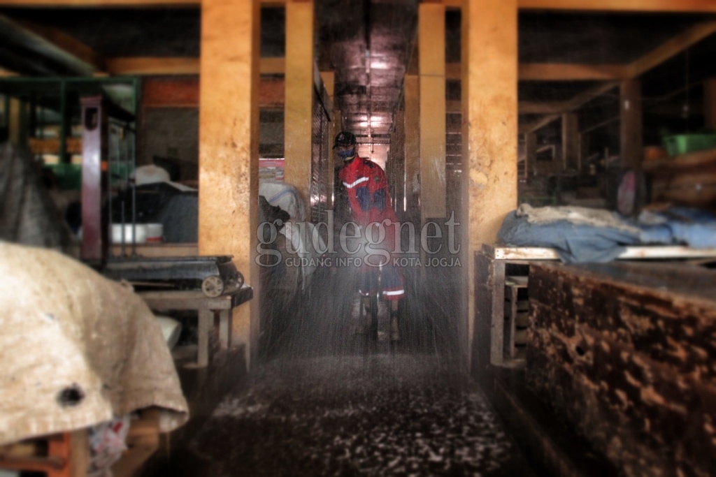 Pedagang Positif Covid-19, Pasar Beringharjo Disemprot Disinfektan Pedagang Positif Covid-19, Pasar Beringharjo Disemprot Disinfektan