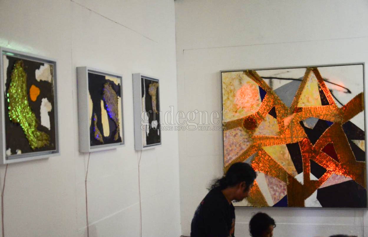 Pameran &lsquo;Oyot&rsquo;, Paduan Lukis dan Rajut